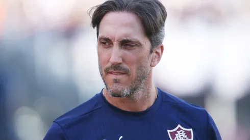 Luis Zubeldia tecnico do Fluminense durante partida contra o Santos no estadio Vila Belmiro pelo campeonato Brasileiro A 2026. Foto: Mauricio De Souza/AGIF