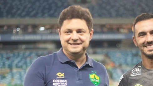 Uendel jogador do Cuiaba e homenageado pelo presidente do Cuiaba, Cristiano Dresch, antes da partida contra o Athletico-PR no estadio Arena Pantanal, em seu ultimo jogo como profissional. Foto: Gil Gomes/AGIF