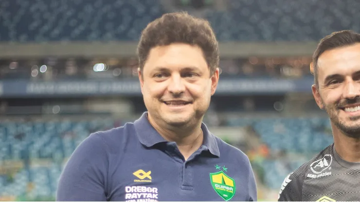Uendel jogador do Cuiaba e homenageado pelo presidente do Cuiaba, Cristiano Dresch, antes da partida contra o Athletico-PR no estadio Arena Pantanal, em seu ultimo jogo como profissional. Foto: Gil Gomes/AGIF