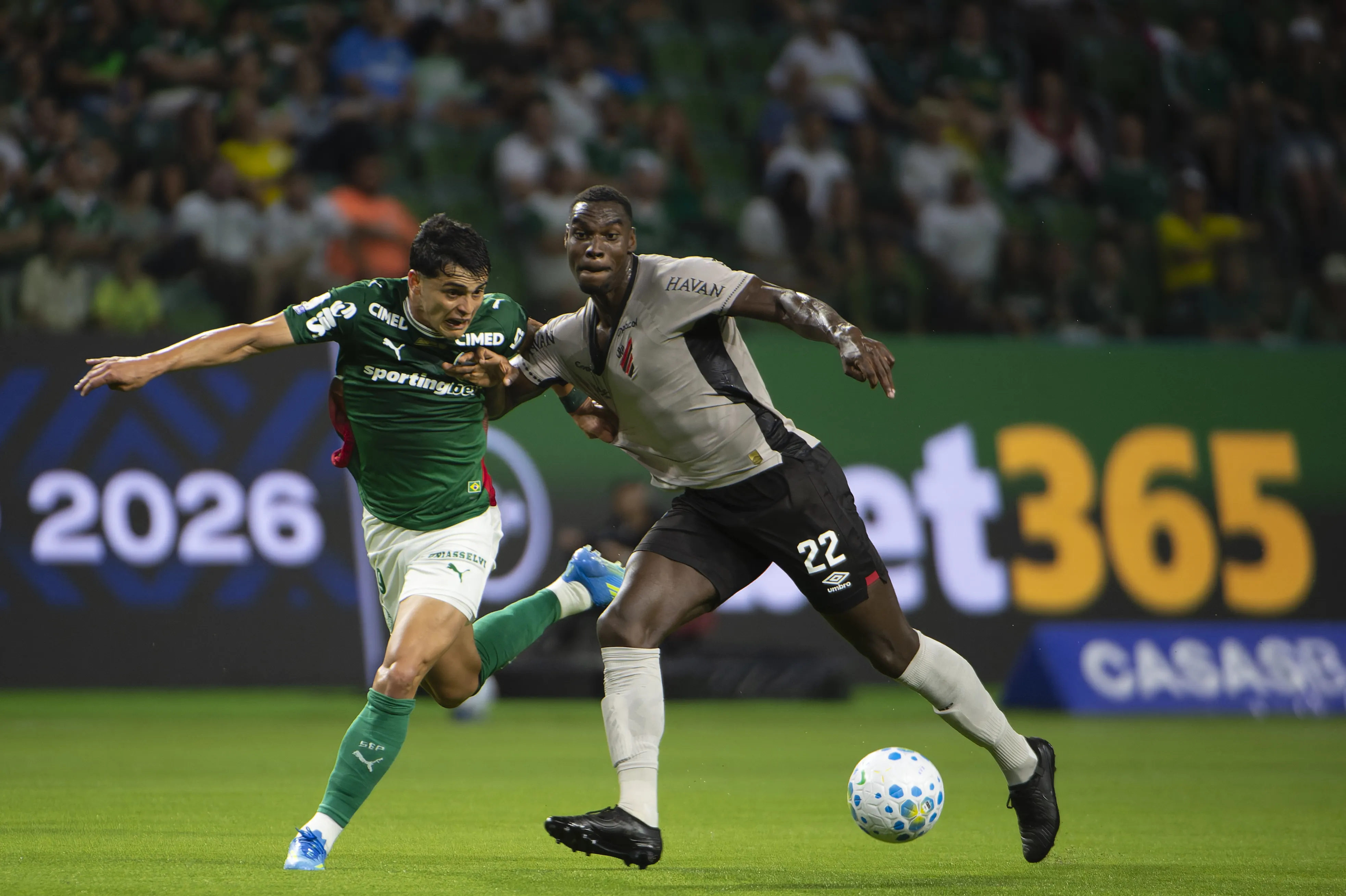 Sosa jogador do Palmeiras disputa lance com Carlos Teran jogador do Athletico-PR durante partida no estadio Arena Allianz Parque pelo campeonato Brasileiro A 2026. Foto: Anderson Romao/AGIF