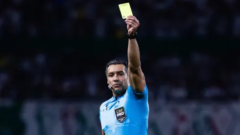 O árbitro Felipe Fernandes de Lima durante partida entre Palmeiras e Athletico-PR no estádio Arena Allianz Parque pelo campeonato Brasileiro A 2026. Foto: Ettore Chiereguini/AGIF