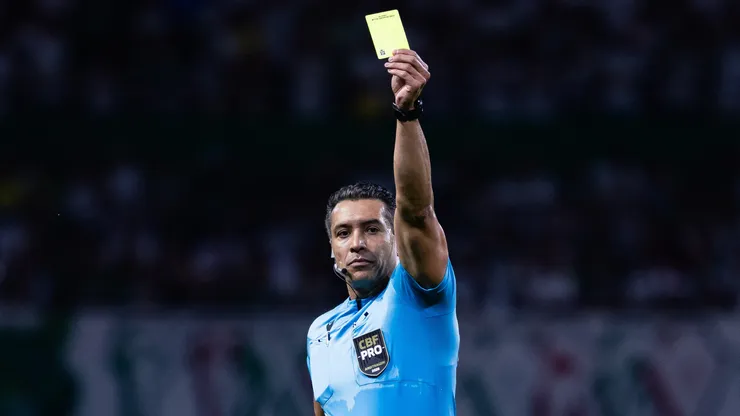 O árbitro Felipe Fernandes de Lima durante partida entre Palmeiras e Athletico-PR no estádio Arena Allianz Parque pelo campeonato Brasileiro A 2026. Foto: Ettore Chiereguini/AGIF