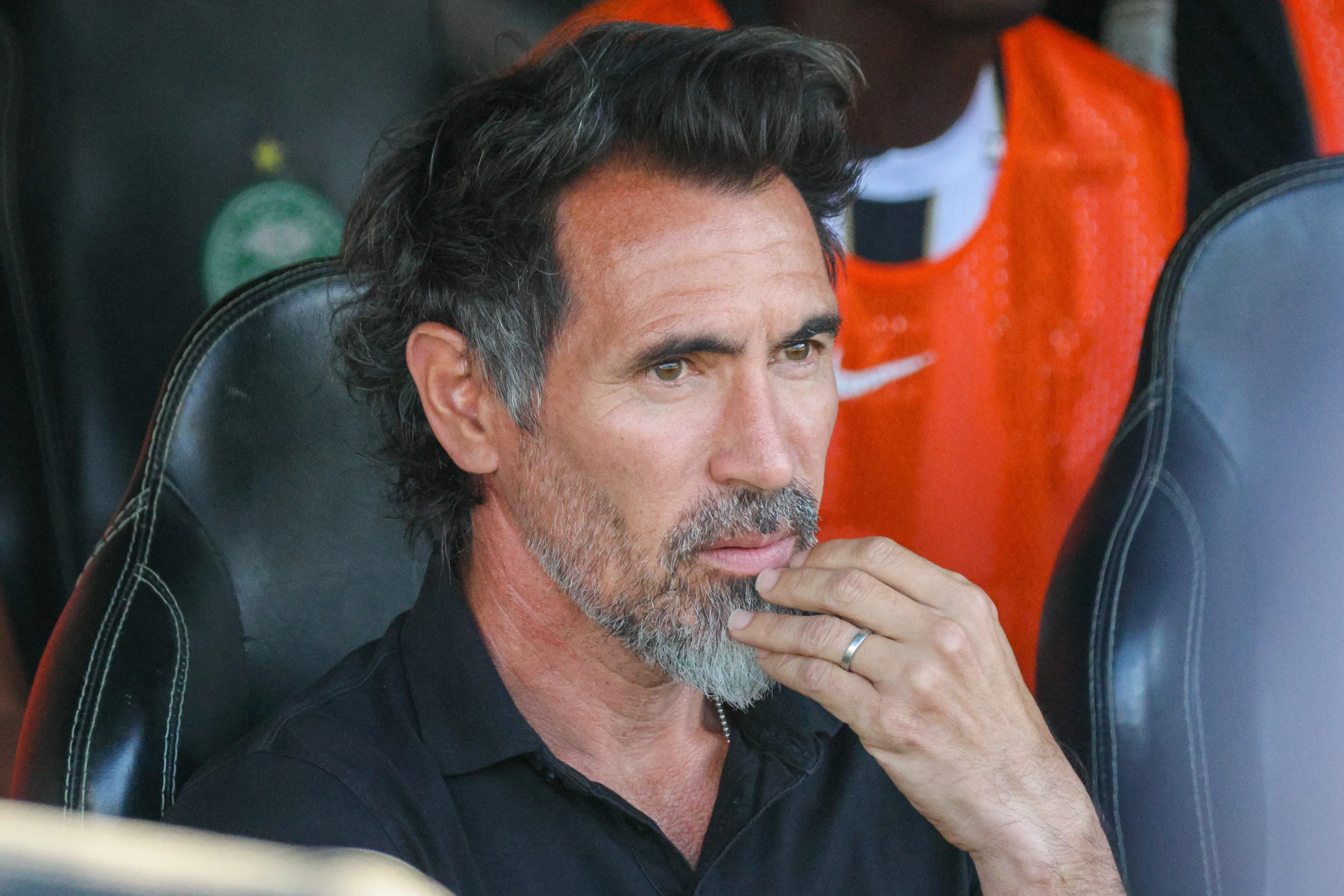Eduardo Dominguez tecnico do Atletico-MG durante partida contra o Coritiba no estadio Couto Pereira pelo campeonato Brasileiro A 2026. Foto: Robson Mafra/AGIF