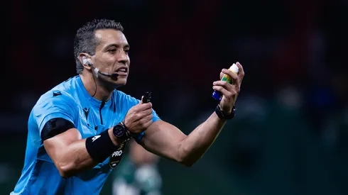 O árbitro Felipe Fernandes de Lima durante partida entre Palmeiras e Athletico-PR no estádio Arena Allianz Parque pelo campeonato Brasileiro A 2026. Foto: Ettore Chiereguini/AGIF