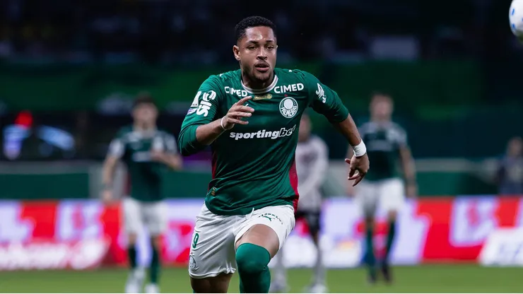 Vitor Roque celebra retorno ao Palmeiras