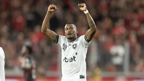 Edenilson jogador do Botafogo comemora seu gol durante partida contra o Athletico-PR no estadio Arena da Baixada pelo campeonato Brasileiro A 2026.