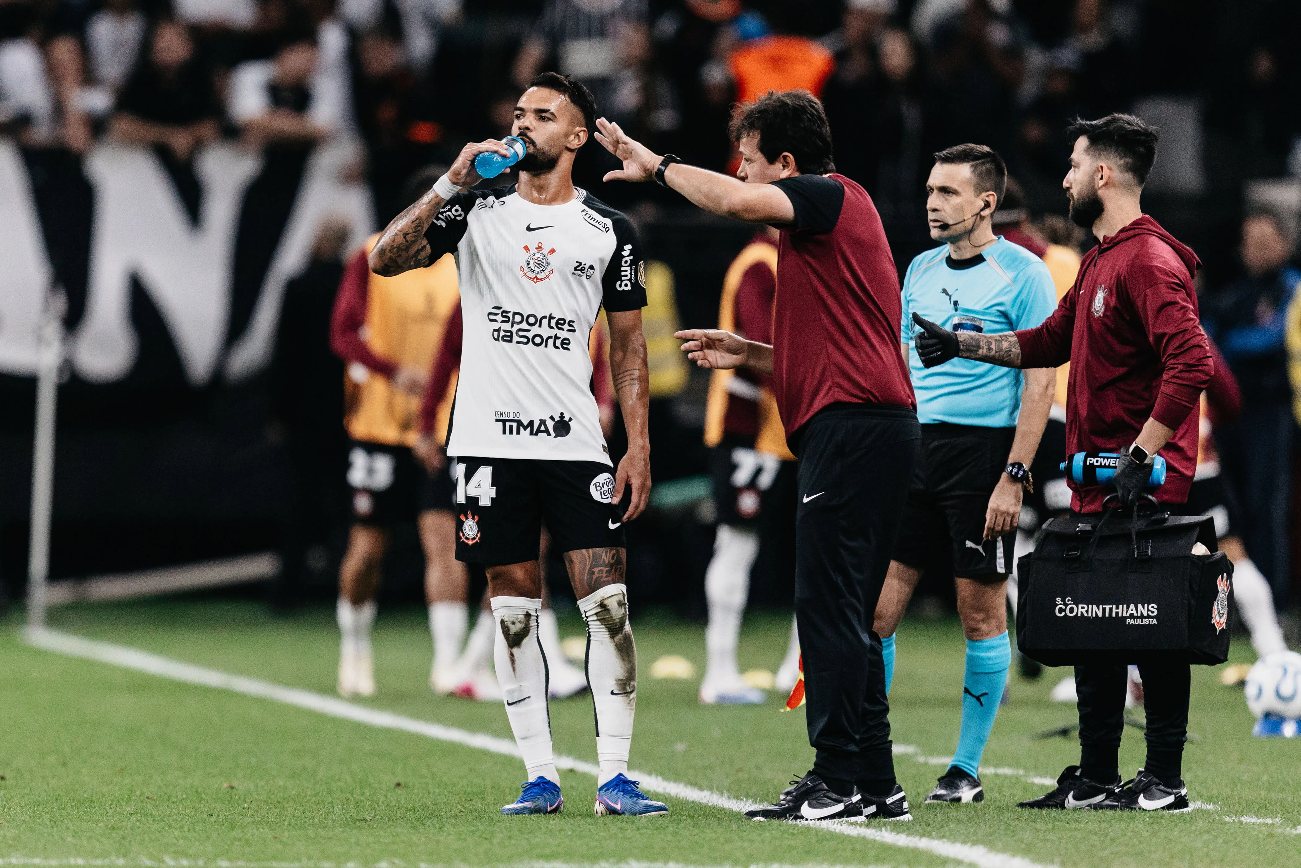 SP – SÃO PAULO – 15/04/2026 – COPA LIBERTADORES 2026, CORINTHIANS X SANTA FE – Fernando Diniz técnico do Corinthians orienta Raniele durante partida contra o Santa Fe no estádio Arena Corinthians pelo campeonato Copa Libertadores 2026. Foto: Guilherme Veiga/RP FOTOPRESS/AGIF