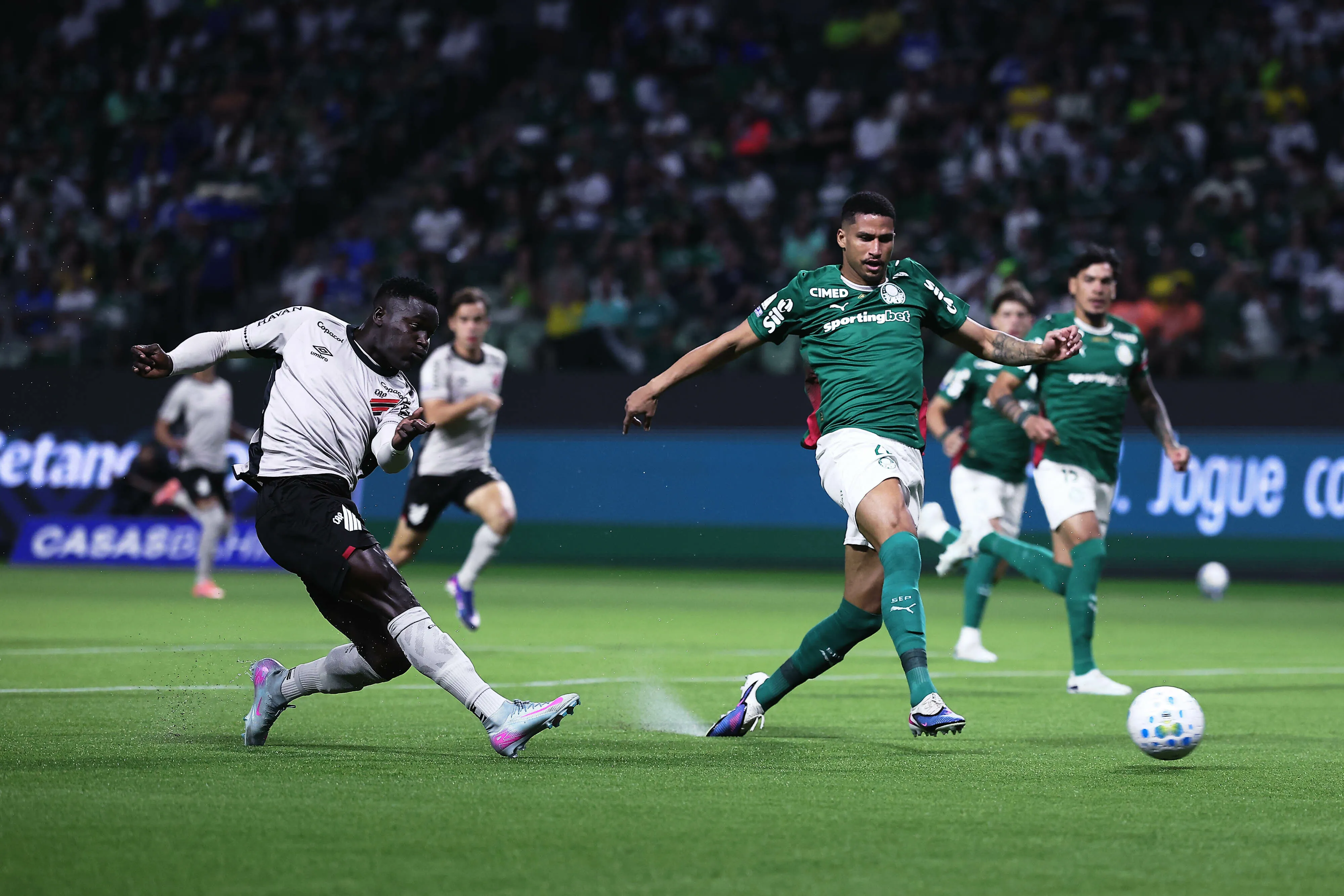 SP – SAO PAULO – 19/04/2026 – BRASILEIRO A 2026, PALMEIRAS X ATHLETICO-PR – Murilo jogador do Palmeiras disputa lance com Viveros jogador do Athletico-PR durante partida no estadio Arena Allianz Parque pelo campeonato Brasileiro A 2026. Foto: Ettore Chiereguini/AGIF