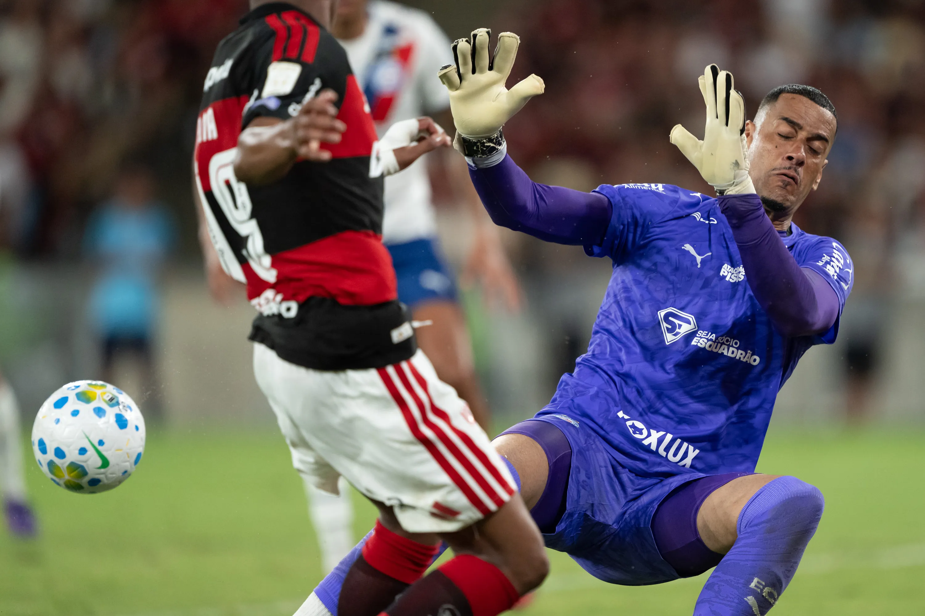 Leo Vieira goleiro do Bahia durante partida contra o Flamengo no estadio Maracana pelo campeonato Brasileiro A 2026. Foto: Jorge Rodrigues/AGIF