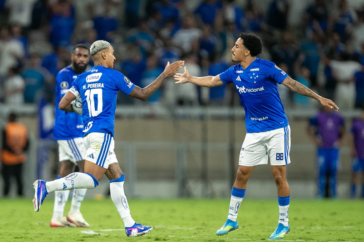 Matheus Pereira jogador do Cruzeiro comemora seu gol durante partida contra o Universidad Catolica no estadio Mineirao pelo campeonato Copa Libertadores 2026. Foto: Fernando Moreno/AGIF