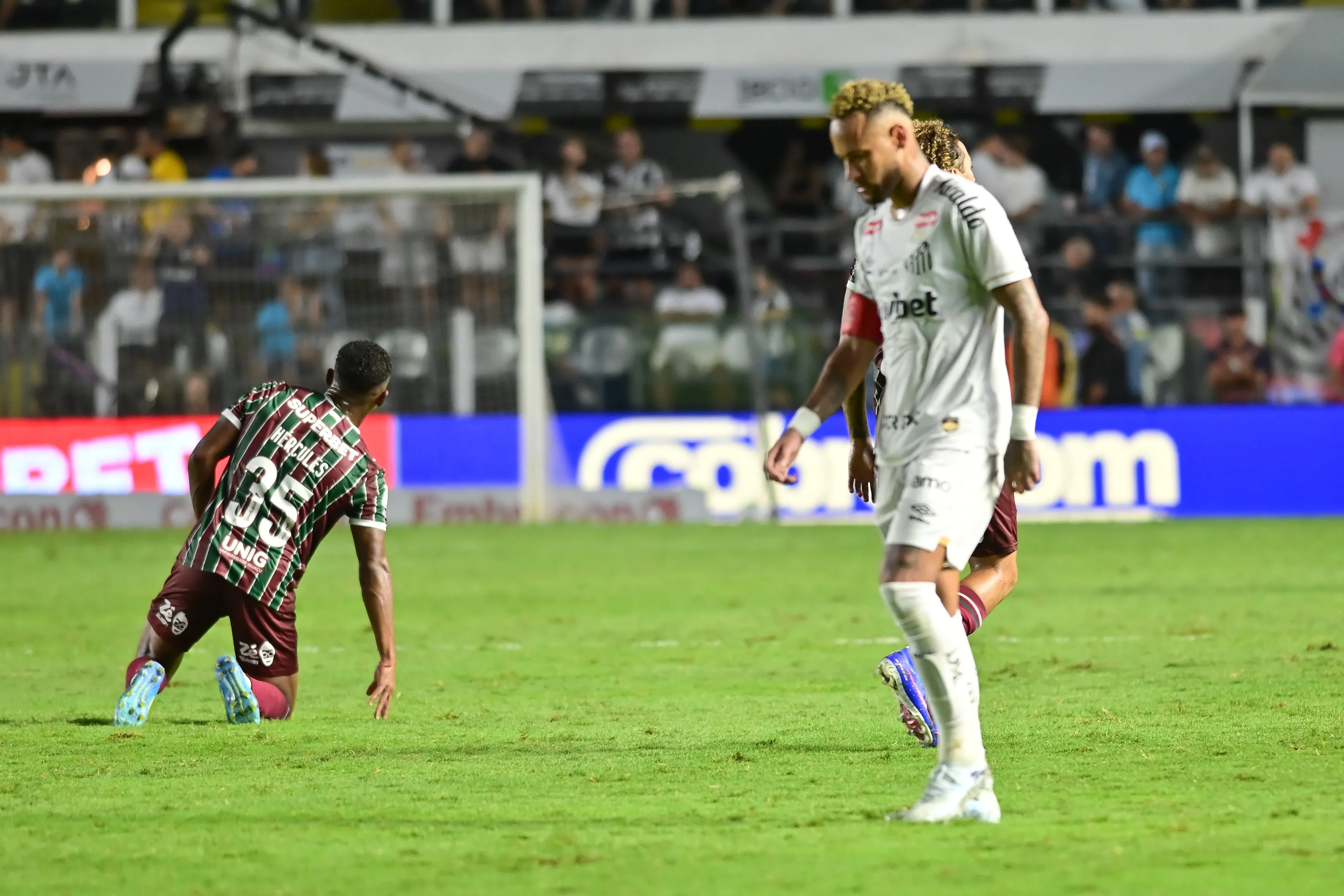 SP – SANTOS – 19/04/2026 – BRASILEIRO A 2026, SANTOS X FLUMINENSE – Neymar jogador do Santos deixa o campo apos partida contra o Fluminense no estadio Vila Belmiro pelo campeonato Brasileiro A 2026. Foto: Jota Erre/AGIF