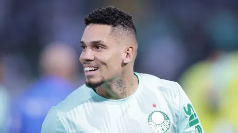 Paulinho jogador do Palmeiras durante aquecimento antes da partida contra o Corinthians no estádio Arena Barueri pelo campeonato Brasileiro A 2025. Foto: Ettore Chiereguini/AGIF