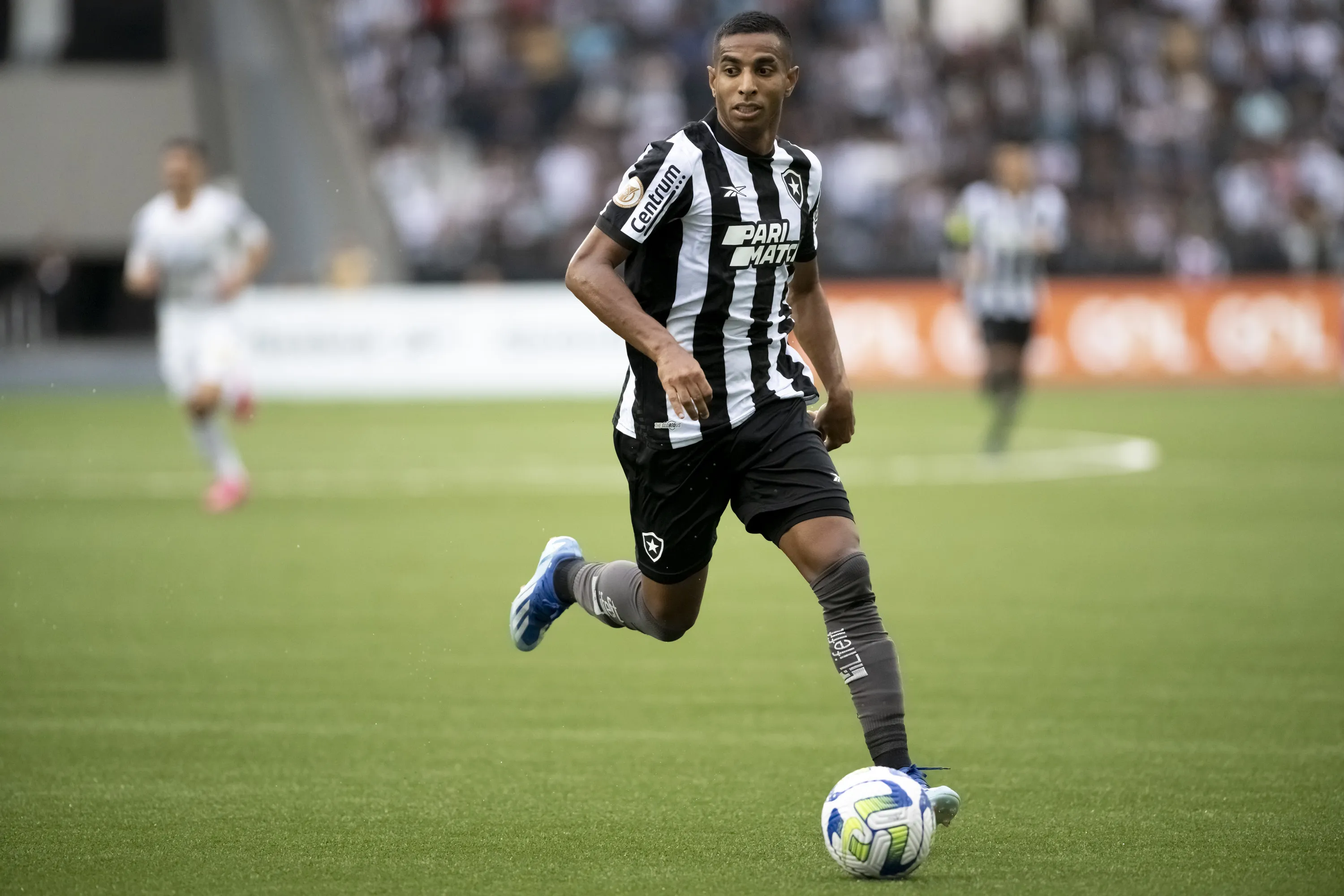 Victor Sa jogador do Botafogo durante partida contra o Santos no estadio Engenhao pelo campeonato Brasileiro A 2023. Foto: Jorge Rodrigues/AGIF