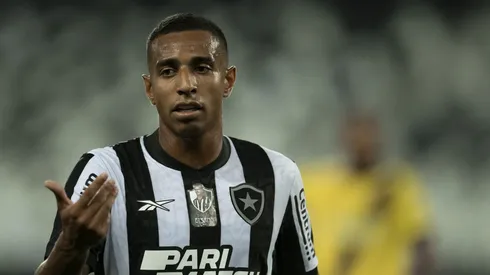 Victor Sá, ex-Botafogo, aceita voltar ao futebol brasileiro