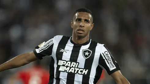 Victor Sa jogador do Botafogo comemora seu gol durante partida contra o Internacional no estadio Engenhao pelo campeonato Brasileiro A 2023. Foto: Jorge Rodrigues/AGIF