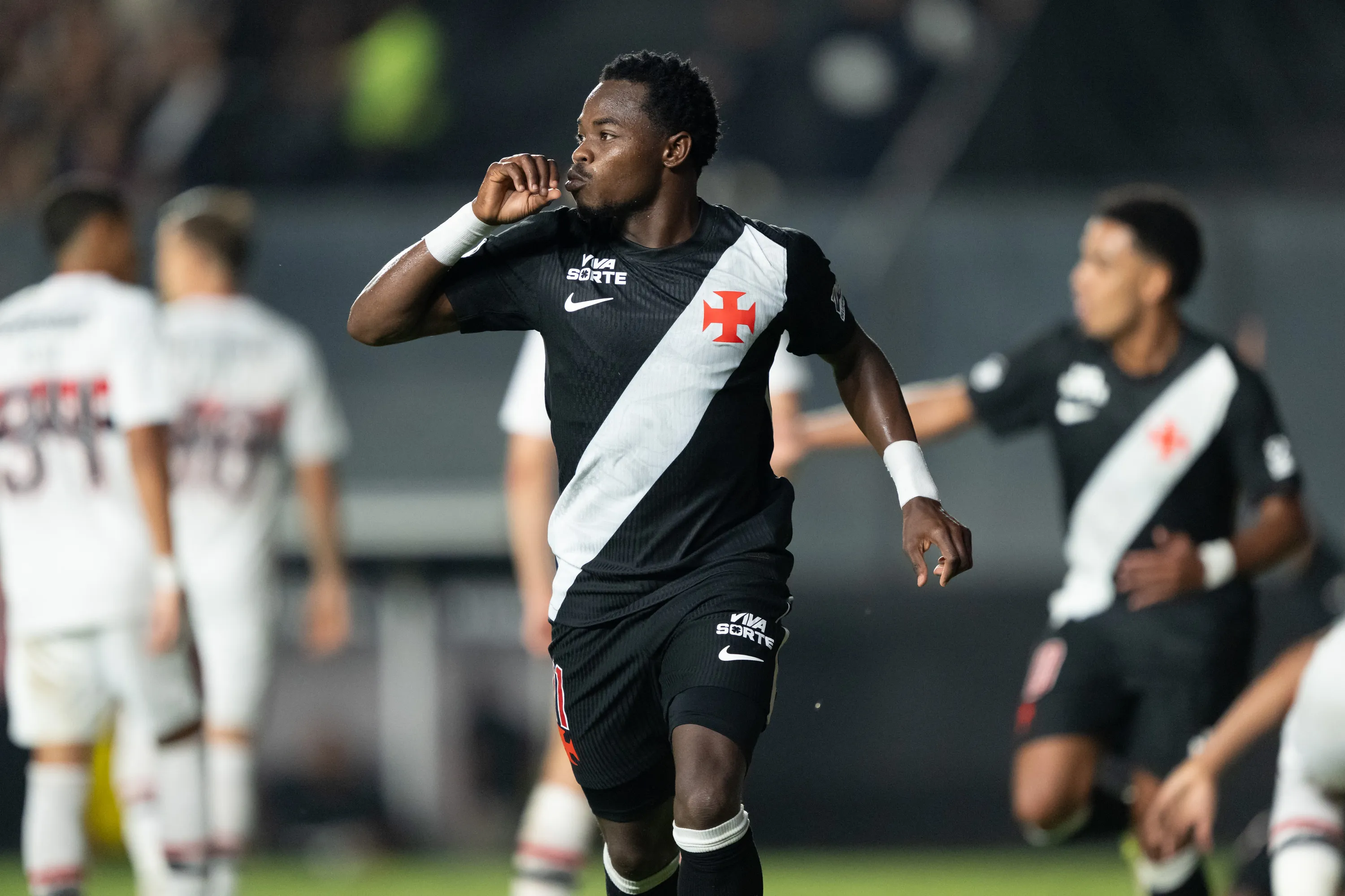 Andres Gomez jogador do Vasco comemora seu gol durante partida contra o Sao Paulo no estadio Sao Januario pelo campeonato Brasileiro A 2026. Foto: Jorge Rodrigues/AGIF