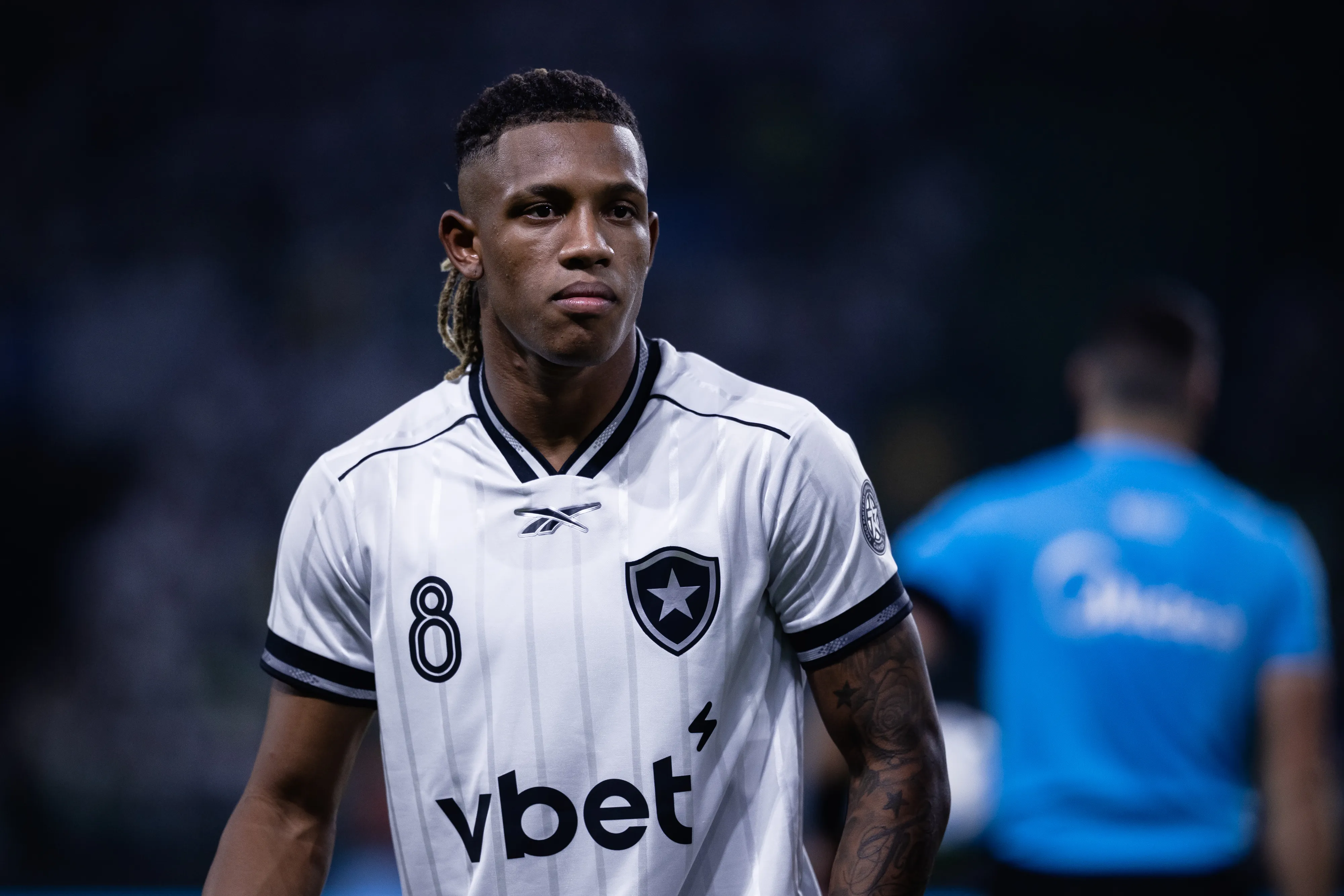Danilo, jogador do Botafogo, durante partida contra o Palmeiras no Allianz Parque pelo Campeonato Brasileiro 2026 – Foto: Ettore Chiereguini/AGIF.