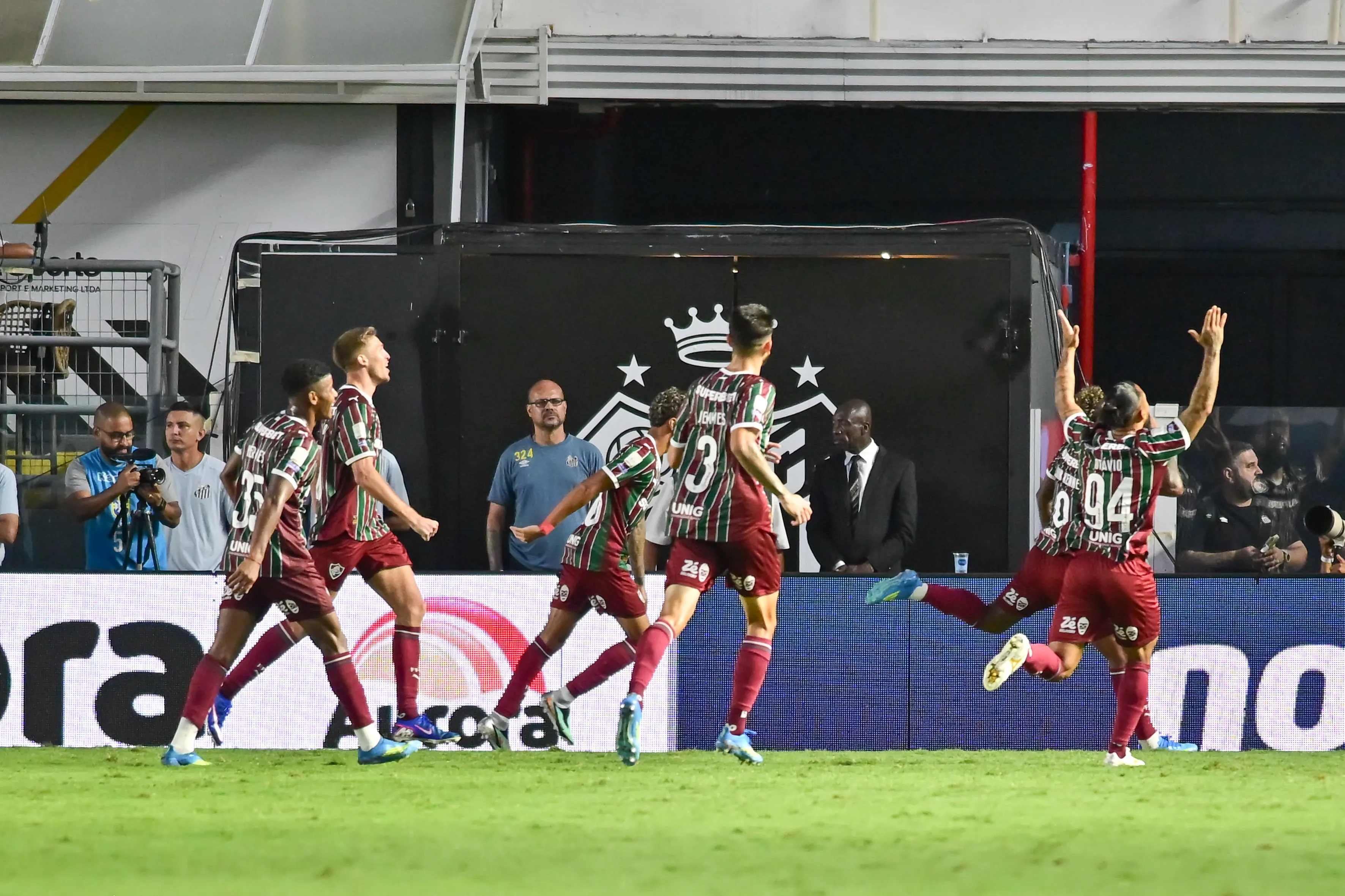 SP – SANTOS – 19/04/2026 – BRASILEIRO A 2026, SANTOS X FLUMINENSE – John Kennedy jogador do Fluminense comemora seu gol durante partida contra o Santos no estadio Vila Belmiro pelo campeonato Brasileiro A 2026. Foto: Jota Erre/AGIF