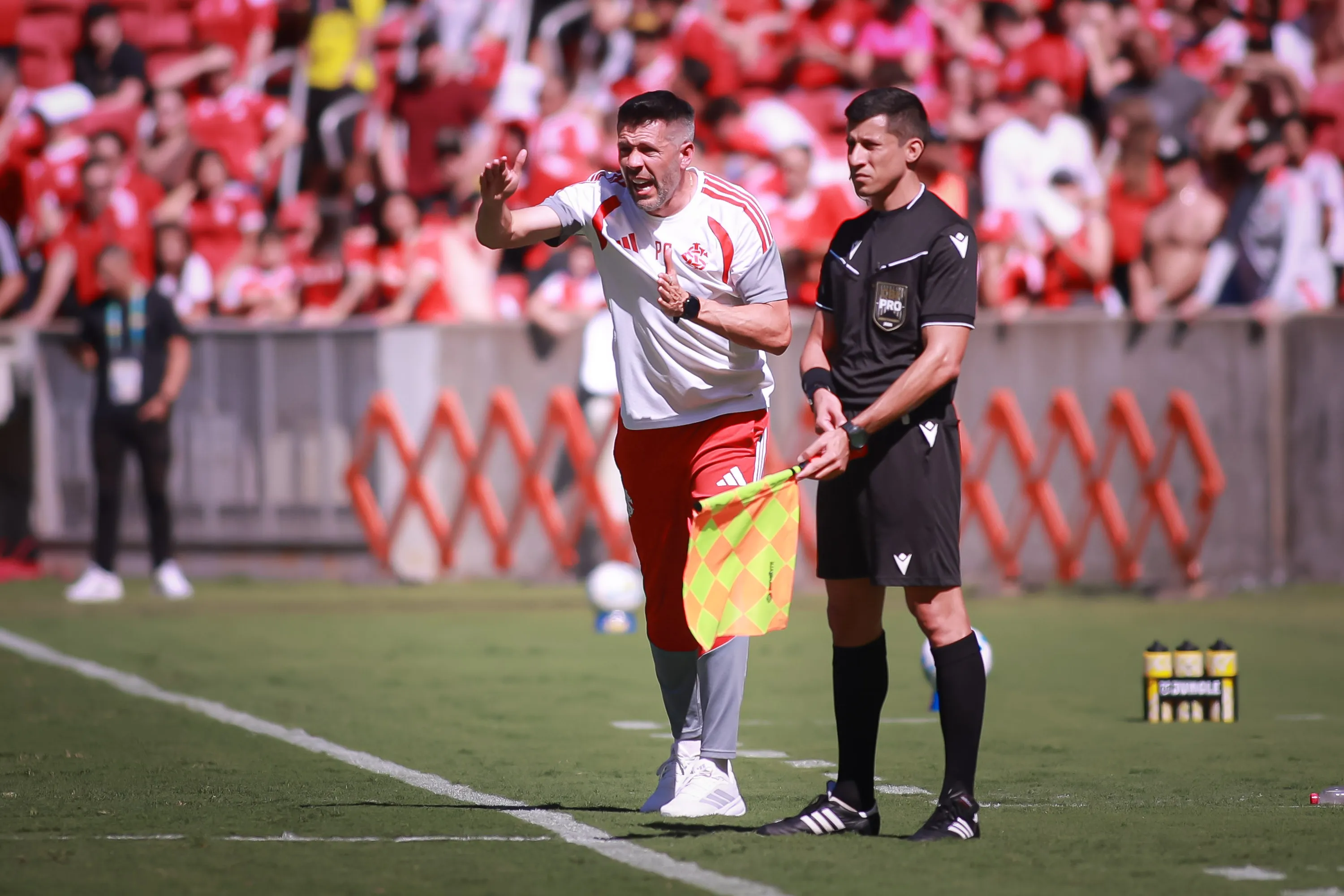 RPaulo Pezzolano tecnico do Internacional durante partida contra o Mirassol no estadio Beira-Rio pelo campeonato Brasileiro A 2026. Foto: Maxi Franzoi/AGIF