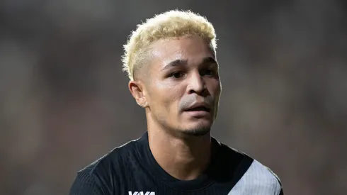 Adson jogador do Vasco durante partida contra o Sao Paulo no estadio Sao Januario pelo campeonato Brasileiro A 2026. Foto: Jorge Rodrigues/AGIF