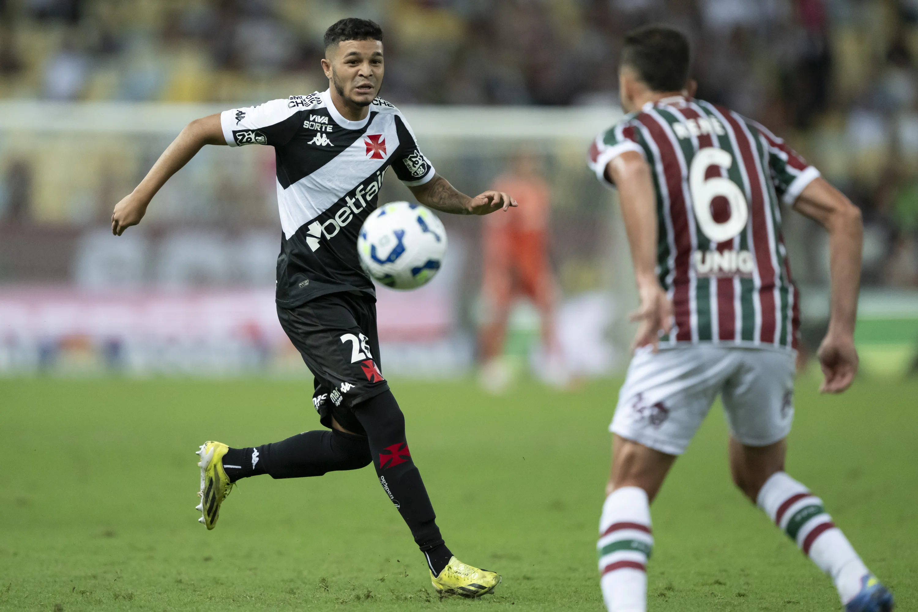 Adson jogador do Vasco durante partida contra o Fluminense no estadio Maracana pelo campeonato Brasileiro A 2025. Foto: Jorge Rodrigues/AGIF