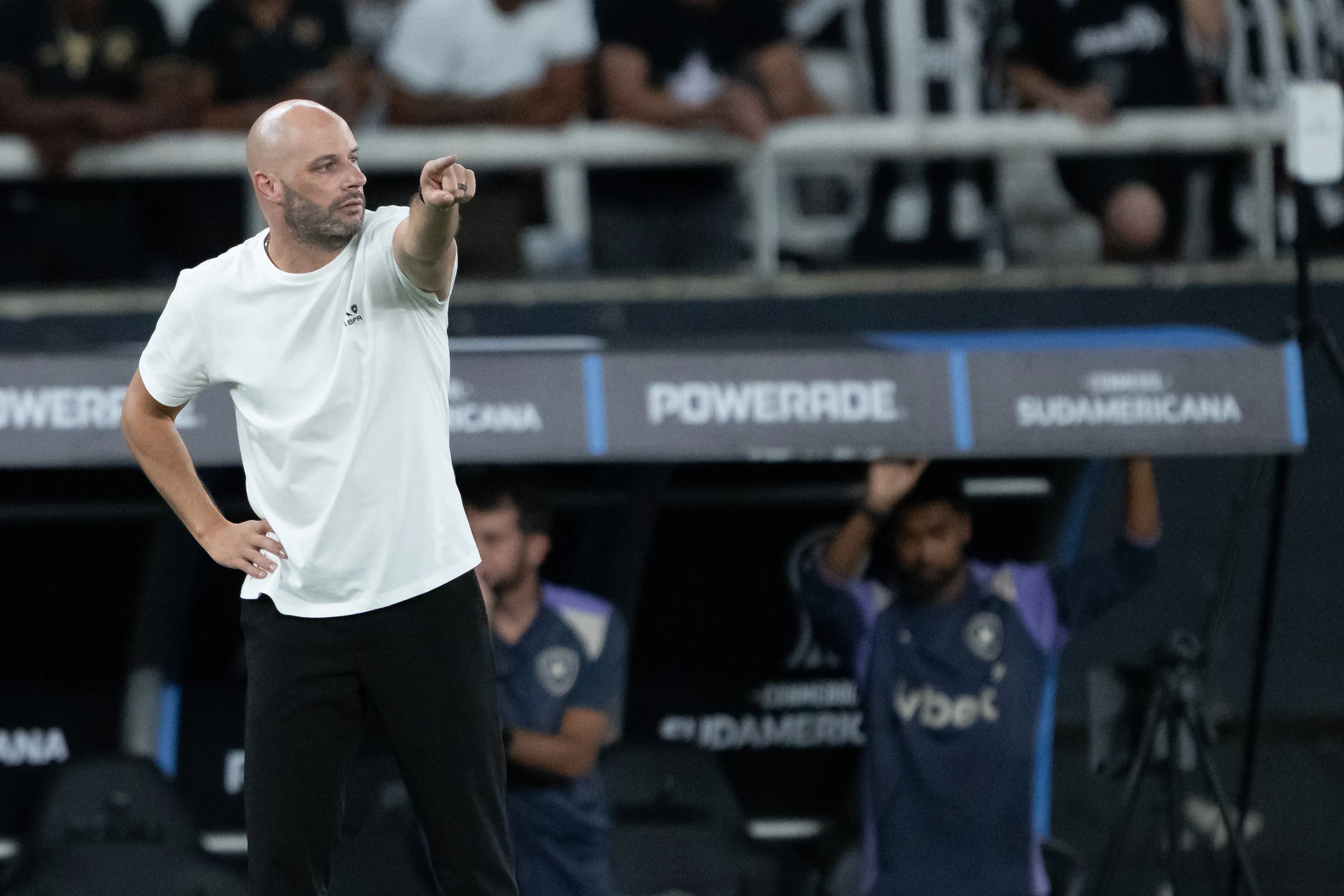 Franclim Carvalho, comandando o Botafogo -Foto: Jorge Rodrigues/AGIF