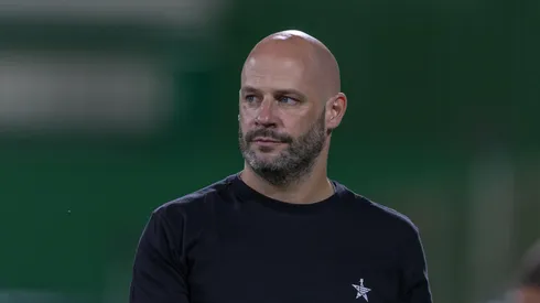 SC – CHAPECO – 18/04/2026 – BRASILEIRO A 2026, CHAPECOENSE X BOTAFOGO – Franclim Carvalho tecnico do Botafogo durante partida contra o Chapecoense no estadio Arena Conda pelo campeonato Brasileiro A 2026. Foto: Liamara Polli/AGIF