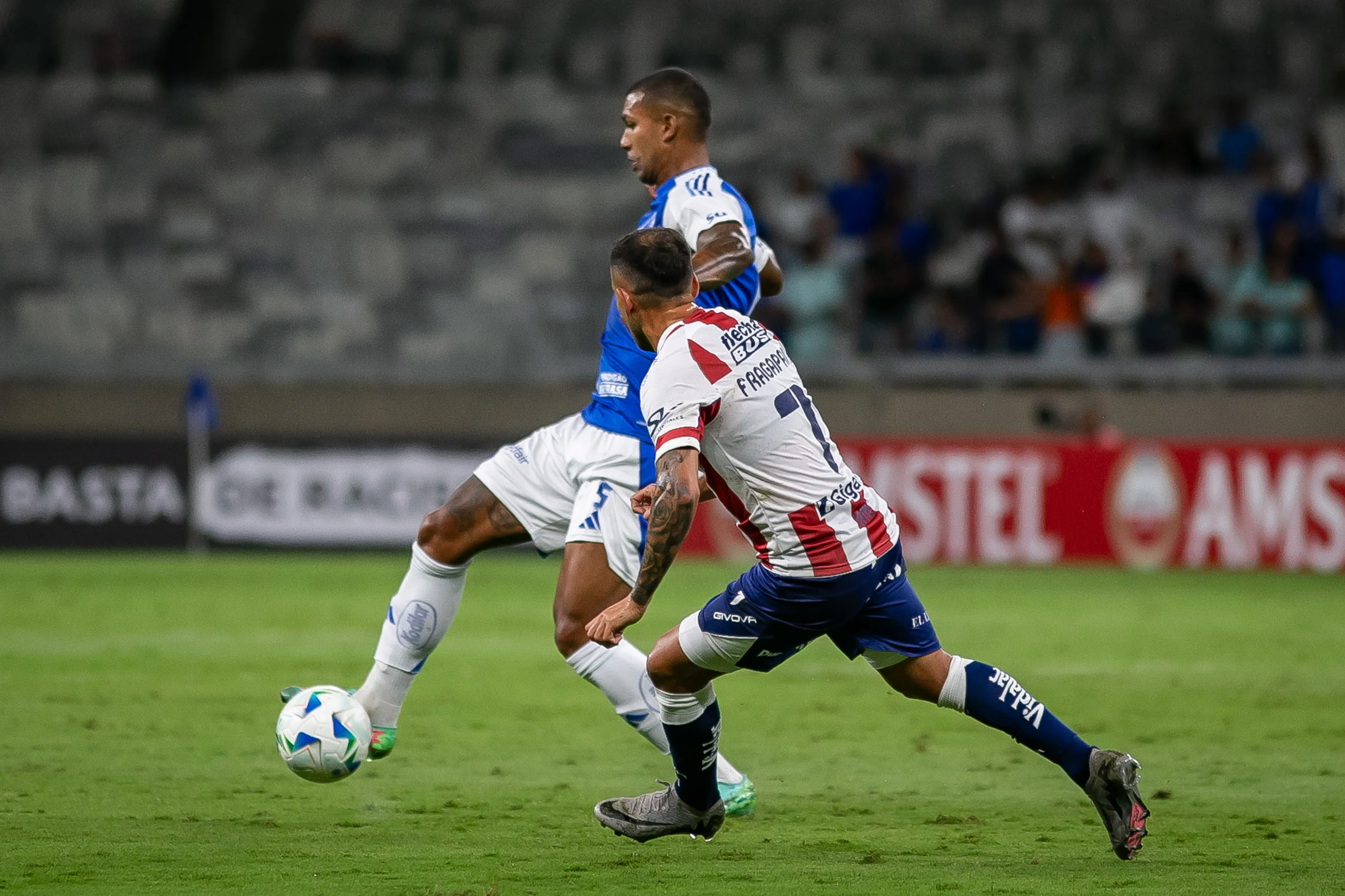 MG – BELO HORIZONTE – 28/05/2025 – COPA SUL-AMERICANA 2025, CRUZEIRO X UNION SANTA FE – Walace  jogador do Cruzeiro durante partida contra o Union Santa Fe no estadio Mineirao pelo campeonato Copa Sul-americana 2025. Foto: Fernando Moreno/AGIF