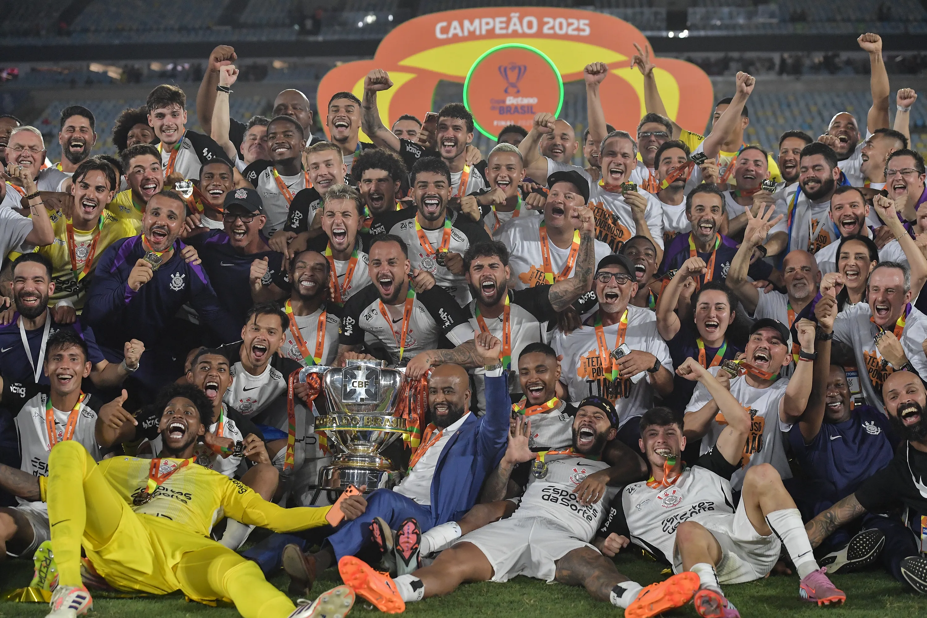 Jogadores do Corinthians comemoram titulo de campeao apos partida contra o Vasco no estadio Maracana pela decisao do campeonato Copa Do Brasil 2025. Foto: Thiago Ribeiro/AGIF