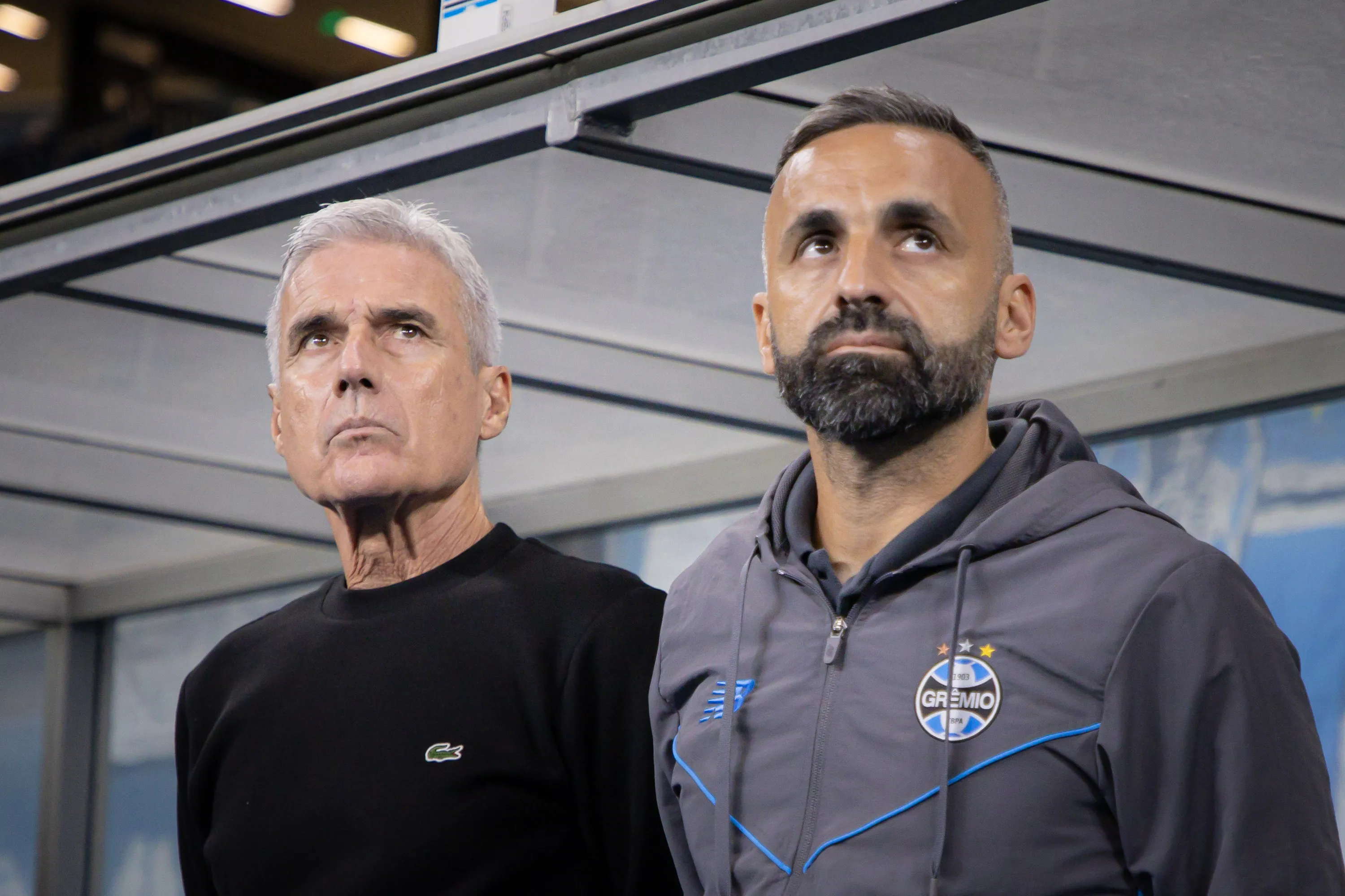 Luís Castro e auxiliar comandando o Grêmio – Foto: Maxi Franzoi/AGIF