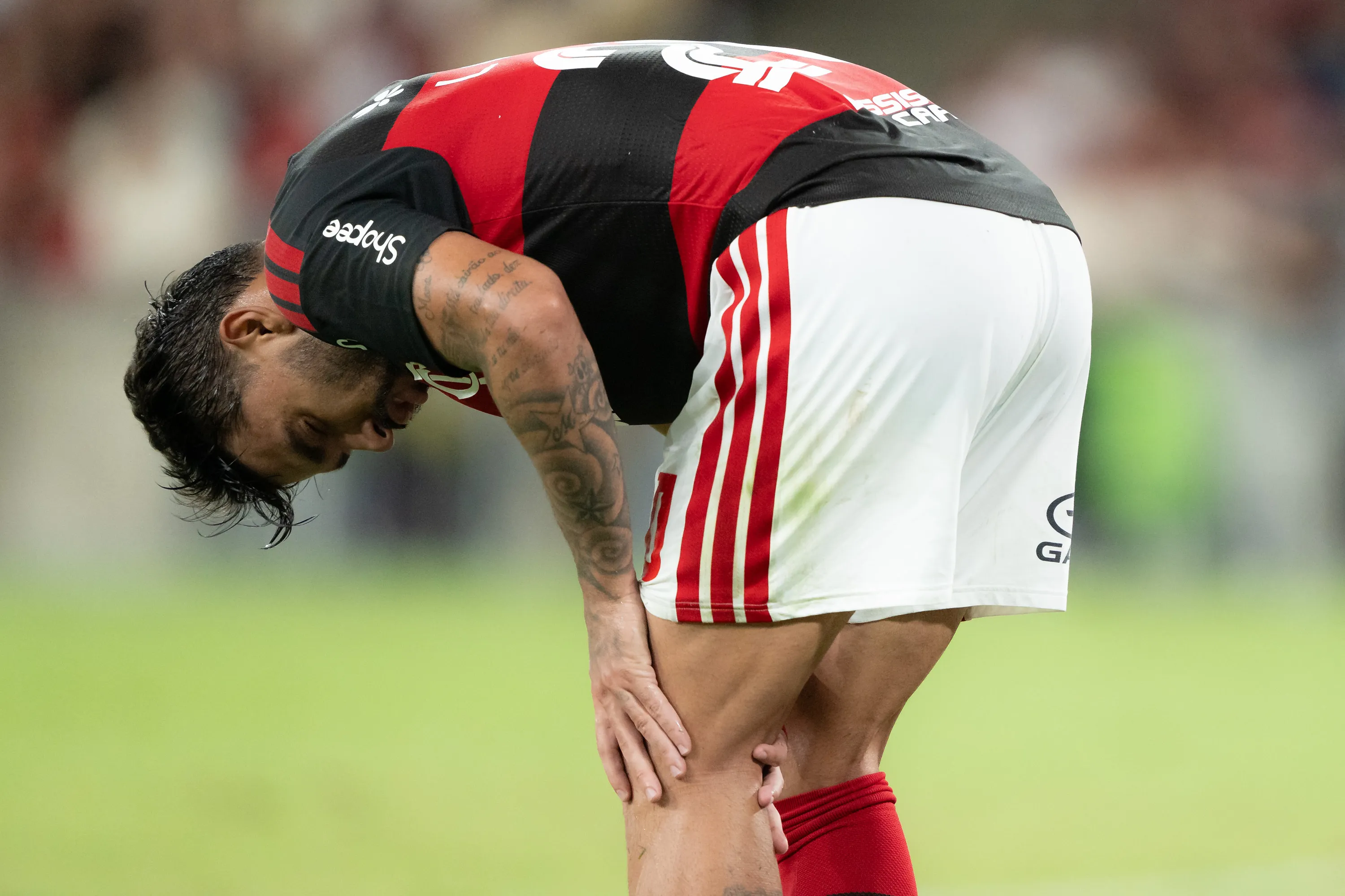 Lucas Paqueta jogador do Flamengo sente o joelho durante partida contra o Bahia no estadio Maracana pelo campeonato Brasileiro A 2026. Foto: Jorge Rodrigues/AGIF