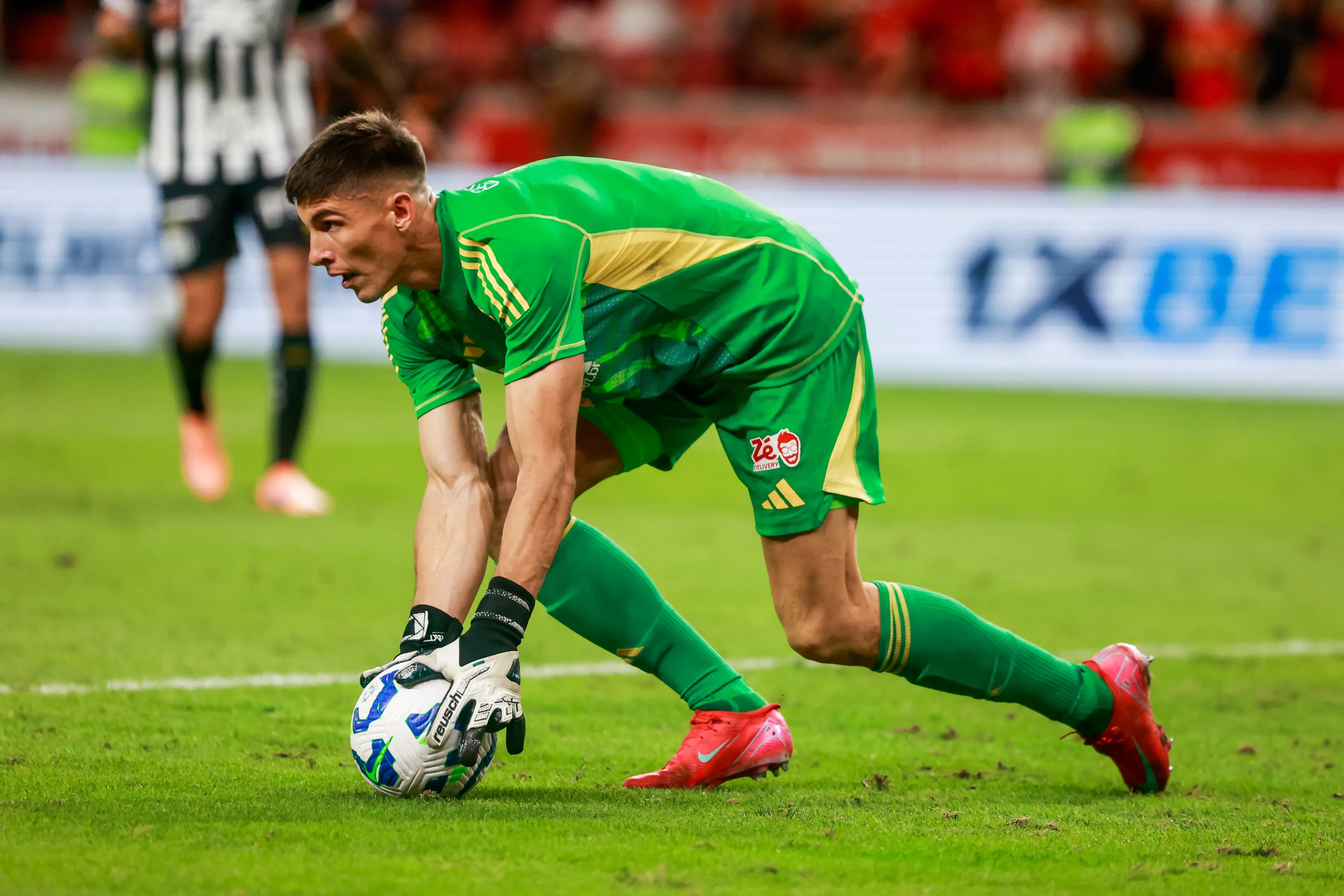 Rochet, jogador do Internacional, durante partida contra o Santos – Foto: Luiz Erbes/AGIF