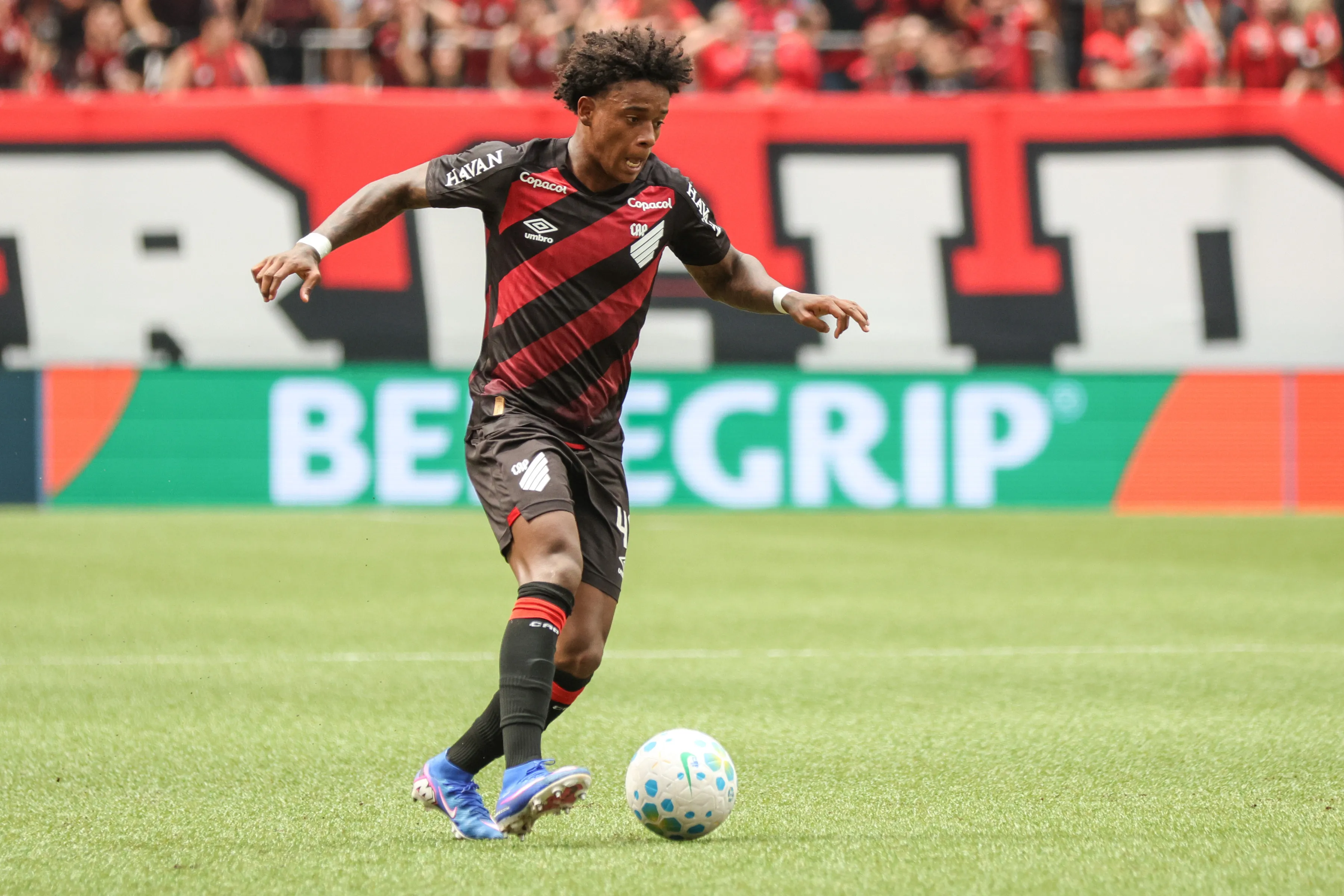 PR – CURITIBA – 12/04/2026 – BRASILEIRO A 2026, ATHLETICO-PR X CHAPECOENSE – Bruninho jogador do Athletico-PR durante partida contra o Chapecoense no estadio Arena da Baixada pelo campeonato Brasileiro A 2026. Foto: Robson Mafra/AGIF