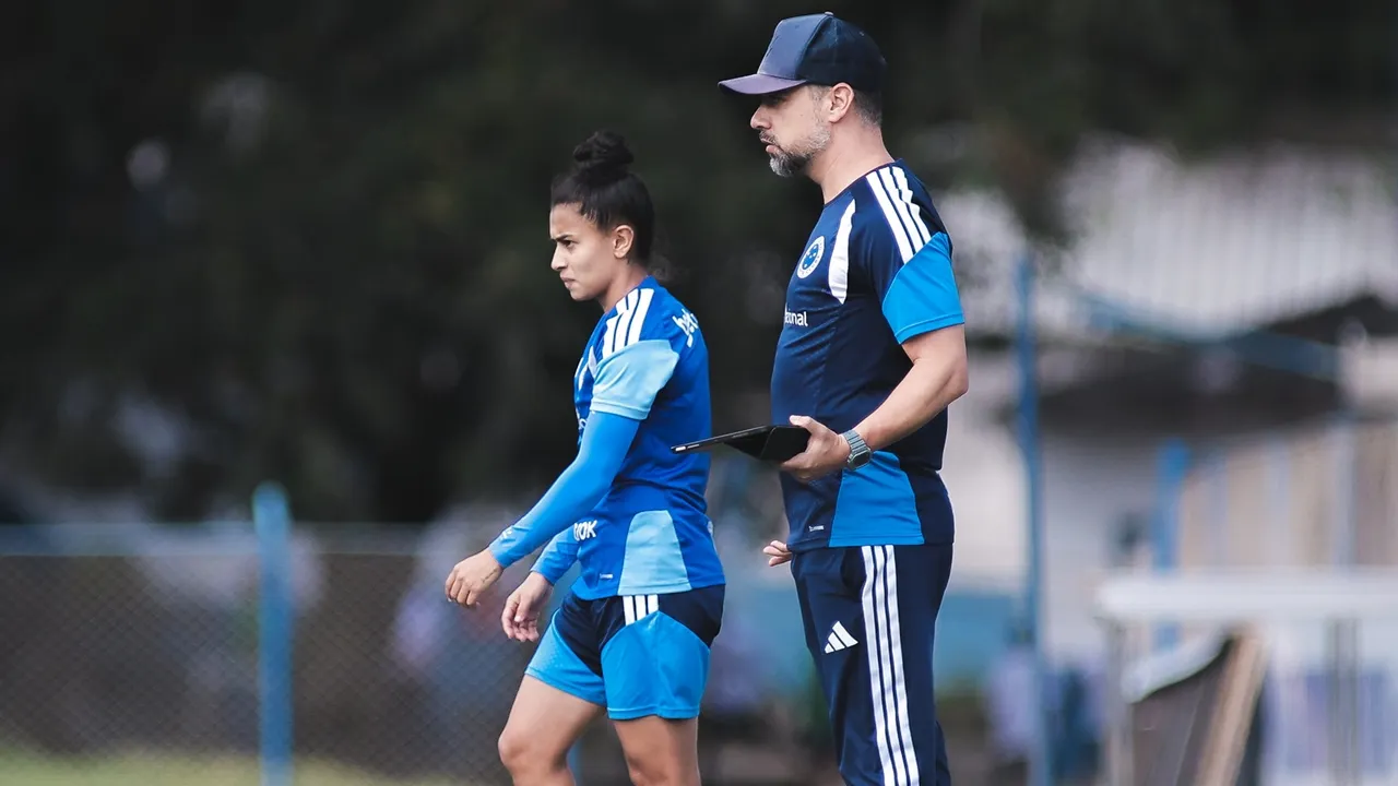 Jonas Urias durante os treinos do Cruzeiro - Foto: Gustavo Martins/Cruzeiro