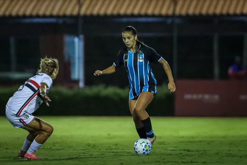 Jogadoras do Grêmio e São Paulo disputando pela bola - Foto: Caroline Motta/Grêmio