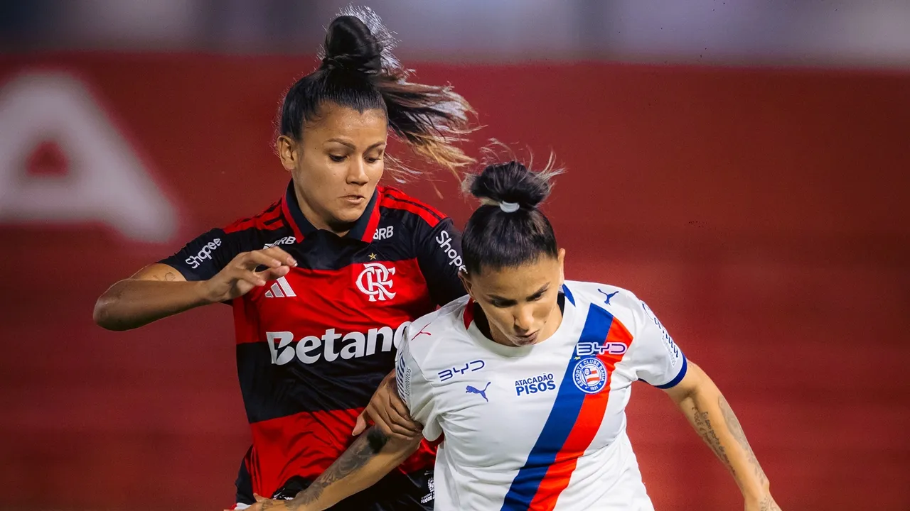 Jogadoras de Flamengo e Bahia brigam pela bola – Foto: Leticia Martins/EC Bahia