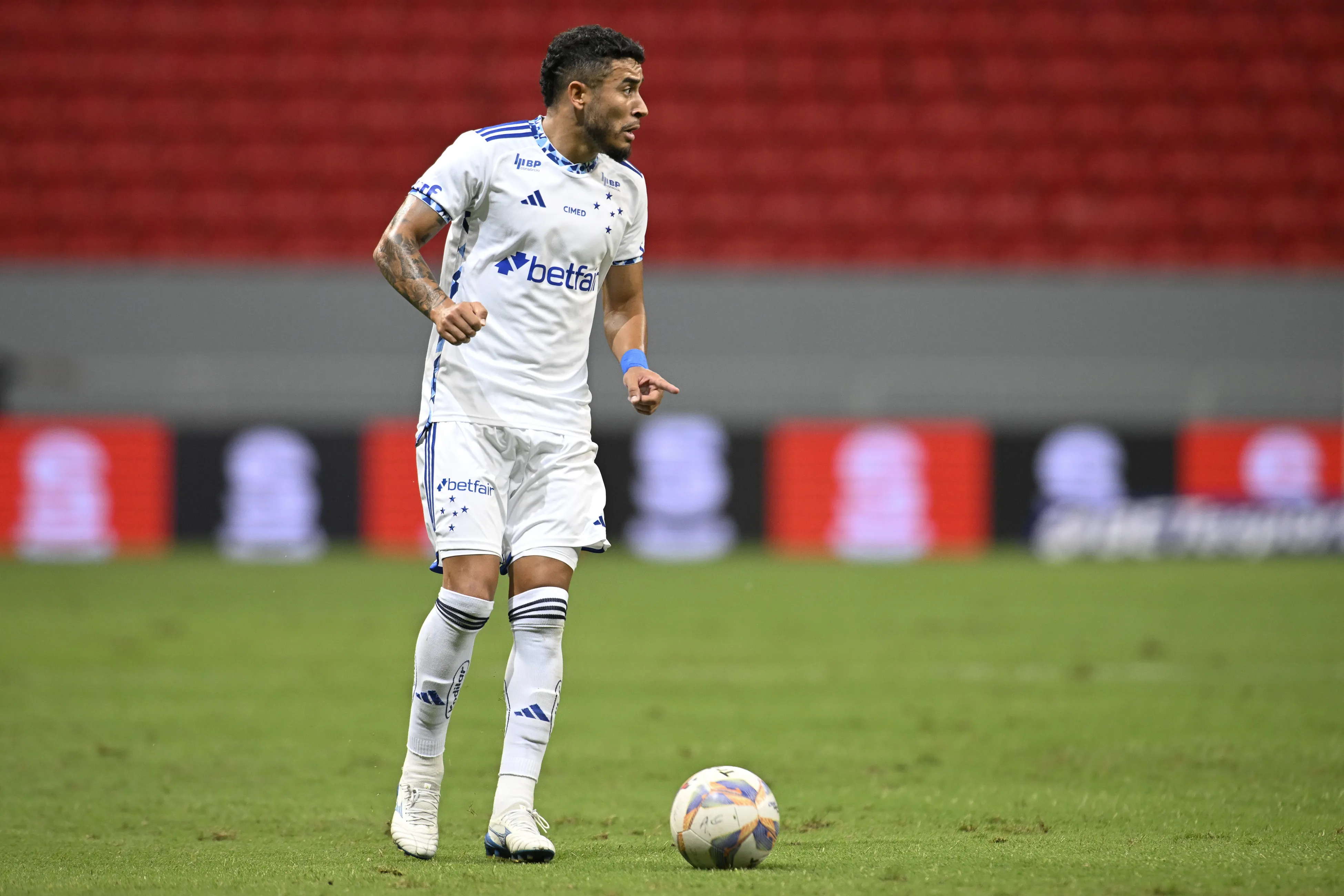 DF – BRASILIA – 22/01/2025 – MINEIRO 2025, ATHLETIC CLUB X CRUZEIRO – William jogador do Cruzeiro durante partida contra o Athletic Club no estadio Mane Garrincha pelo campeonato Mineiro 2025. Foto: Mateus Bonomi/AGIF