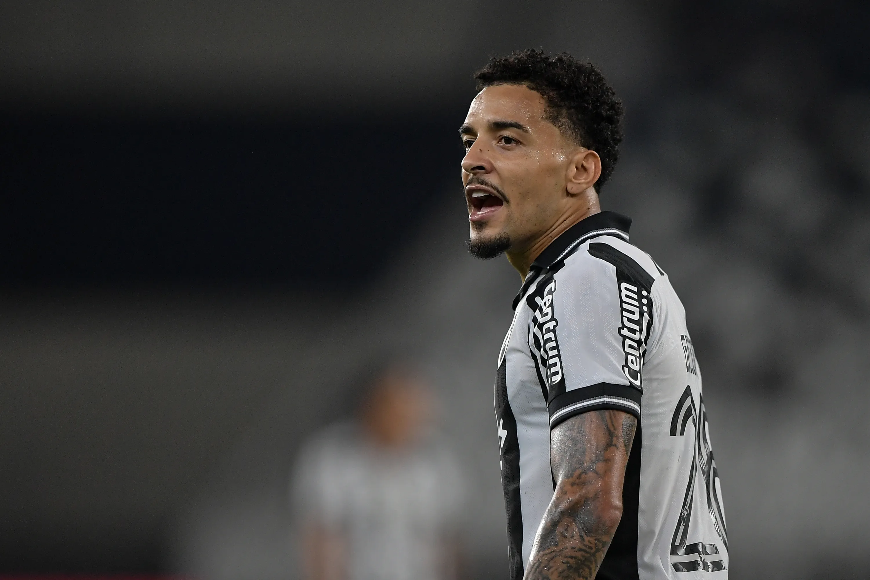 Gregore durante partida contra o Ceará no Nilton Santos pelo Campeonato Brasileiro 2025 – Foto: Thiago Ribeiro/AGIF.