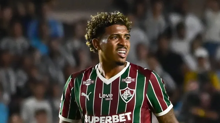 John Kennedy jogador do Fluminense durante partida contra o Santos no estadio Vila Belmiro pelo campeonato Brasileiro A 2026. Foto: Jota Erre/AGIF