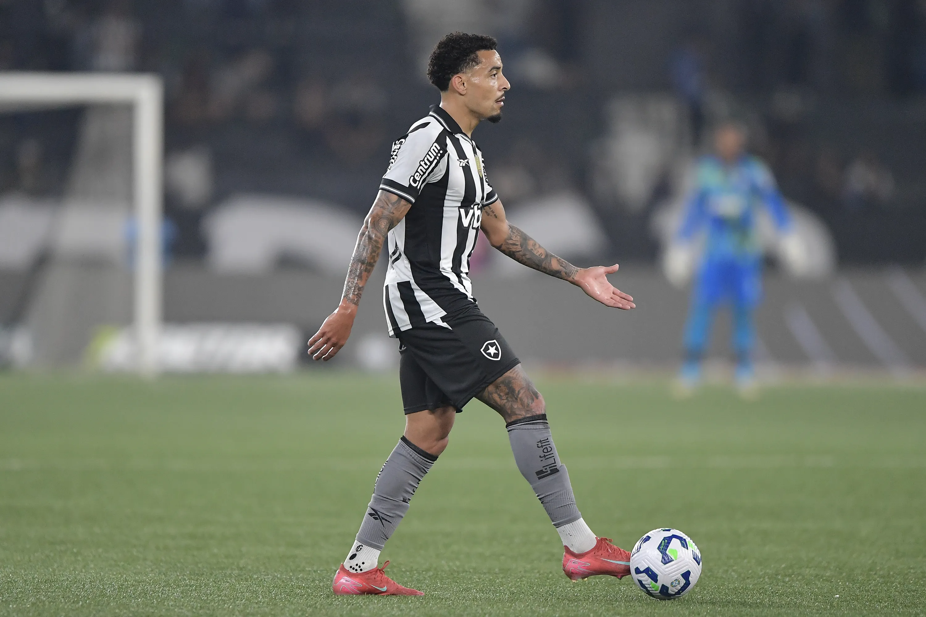RJ – RIO DE JANEIRO – 16/07/2025 – BRASILEIRO A 2025, BOTAFOGO X VITORIA – Gregore jogador do Botafogo durante partida contra o Vitoria no estadio Engenhao pelo campeonato Brasileiro A 2025. Foto: Thiago Ribeiro/AGIF