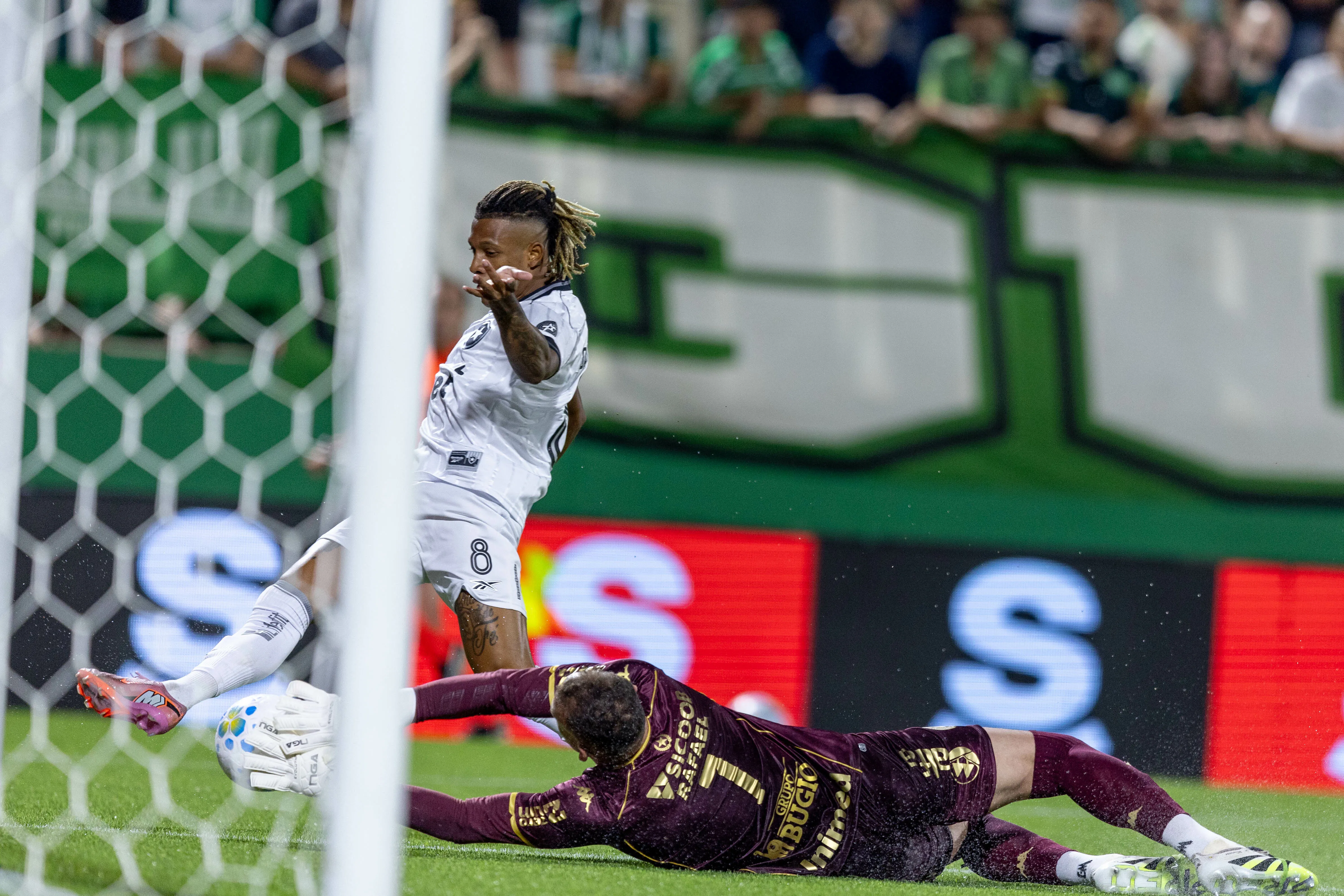 Goleiro da Chapecoense disputa lance com Danilo jogador do Botafogo durante partida no estadio Arena Conda pelo campeonato Brasileiro A 2026. Foto: Liamara Polli/AGIF