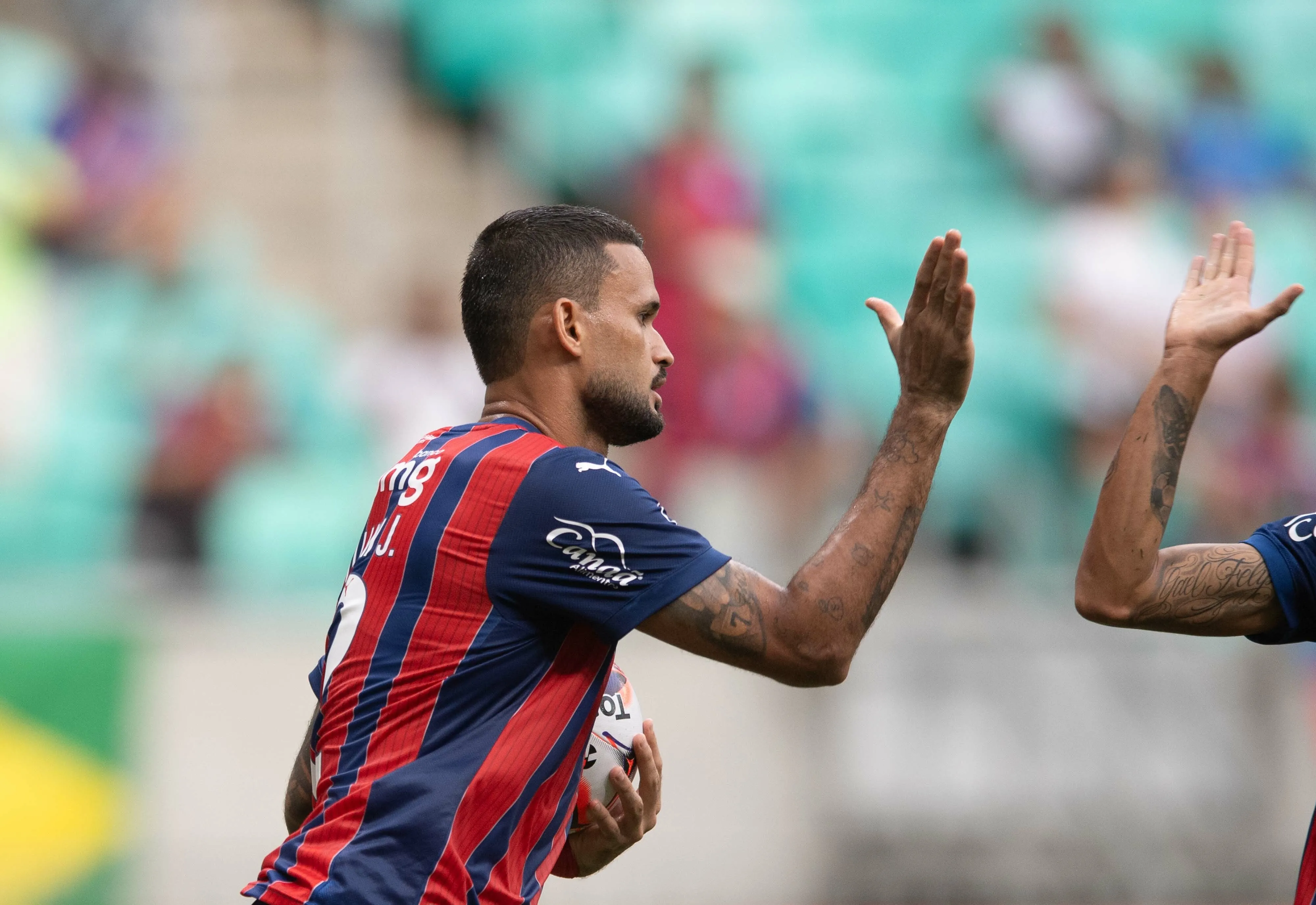 Willian Jose jogador do Bahia comemora seu gol com jogadores do seu time durante partida contra o Juazeirense no estadio Arena Fonte Nova pelo campeonato Baiano 2026. Foto: Jhony Pinho/AGIF