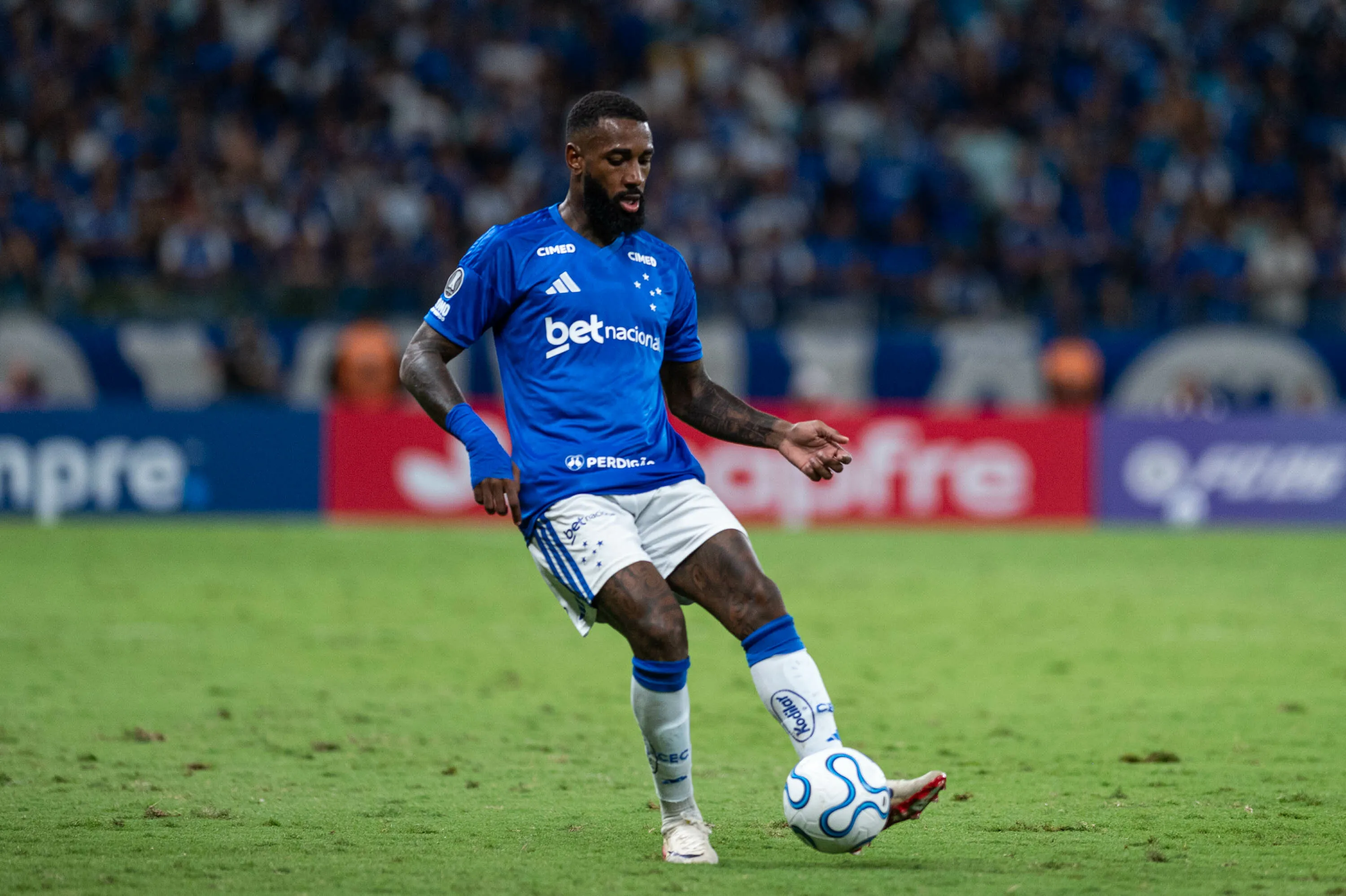 MG – BELO HORIZONTE – 15/04/2026 – COPA LIBERTADORES 2026, CRUZEIRO X UNIVERSIDAD CATOLICA – Gerson jogador do Cruzeiro durante partida contra o Universidad Catolica no estadio Mineirao pelo campeonato Copa Libertadores 2026. Foto: Alessandra Torres/AGIF