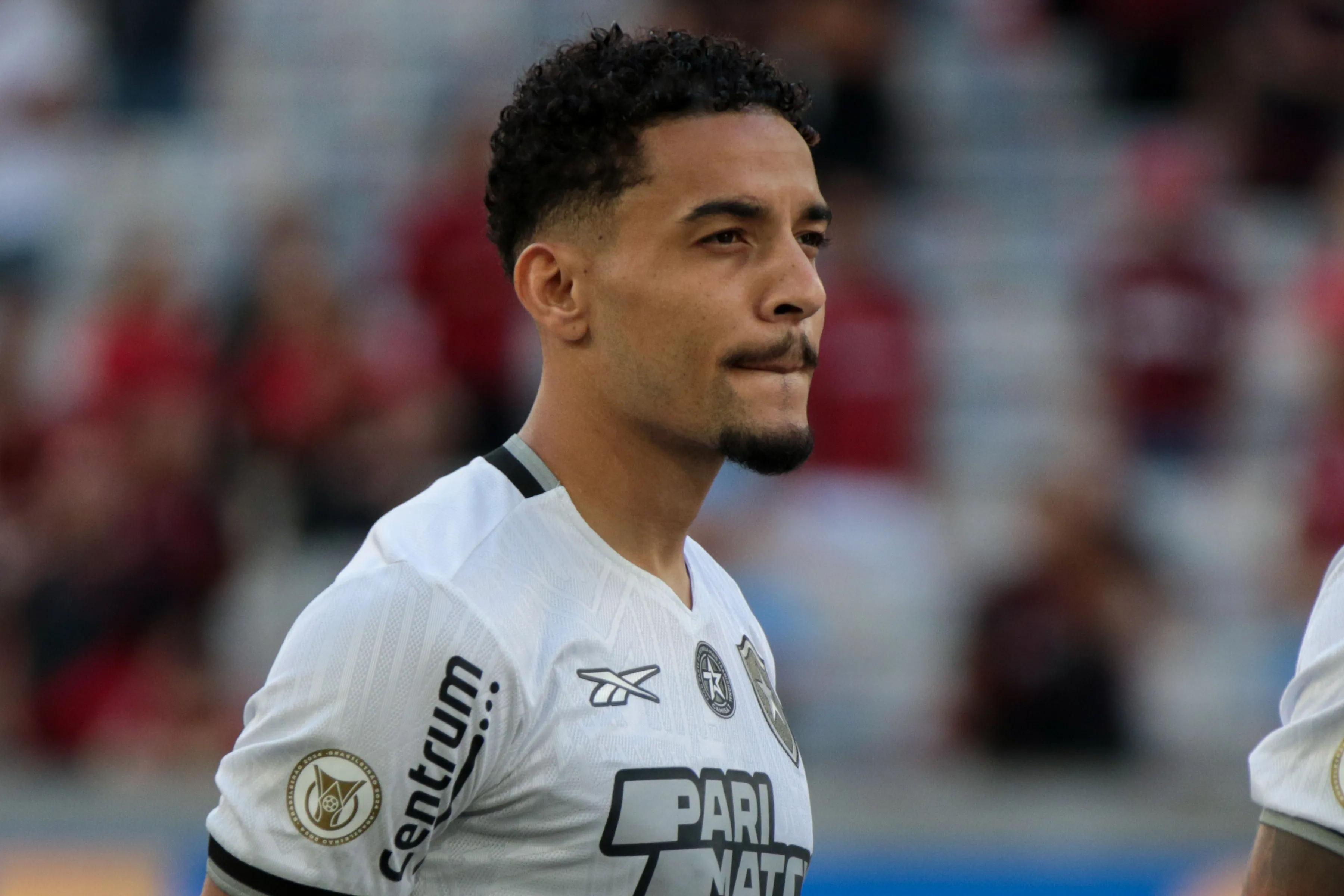 PR – CURITIBA – 05/10/2024 – BRASILEIRO A 2024, ATHLETICO-PR X BOTAFOGO – Gregore jogador do Botafogo durante execucao do hino nacional antes da partida contra o Athletico-PR no estadio Arena da Baixada pelo campeonato Brasileiro A 2024. Foto: Robson Mafra/AGIF