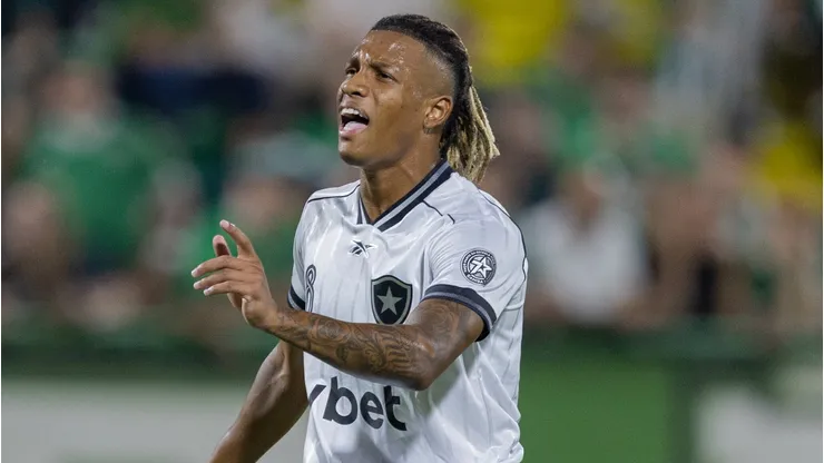 Danilo durante confronto contra a Chapecoense no Brasileirão de 2026.