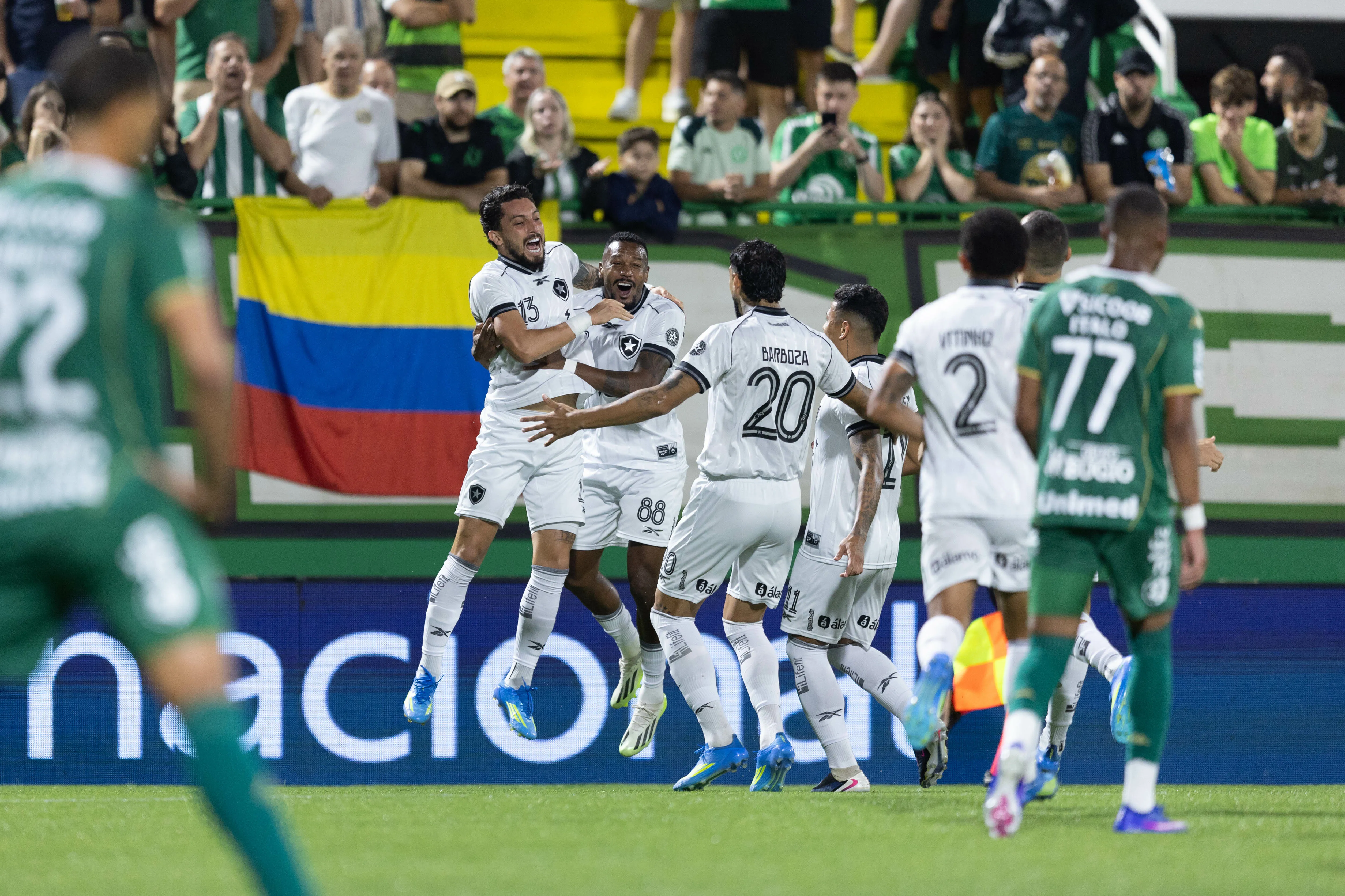 SC – CHAPECO – 18/04/2026 – BRASILEIRO A 2026, CHAPECOENSE X BOTAFOGO – Matheus Martins jogador do Botafogo comemora seu gol com jogadores do seu time durante partida contra o Chapecoense no estadio Arena Conda pelo campeonato Brasileiro A 2026. Foto: Liamara Polli/AGIF