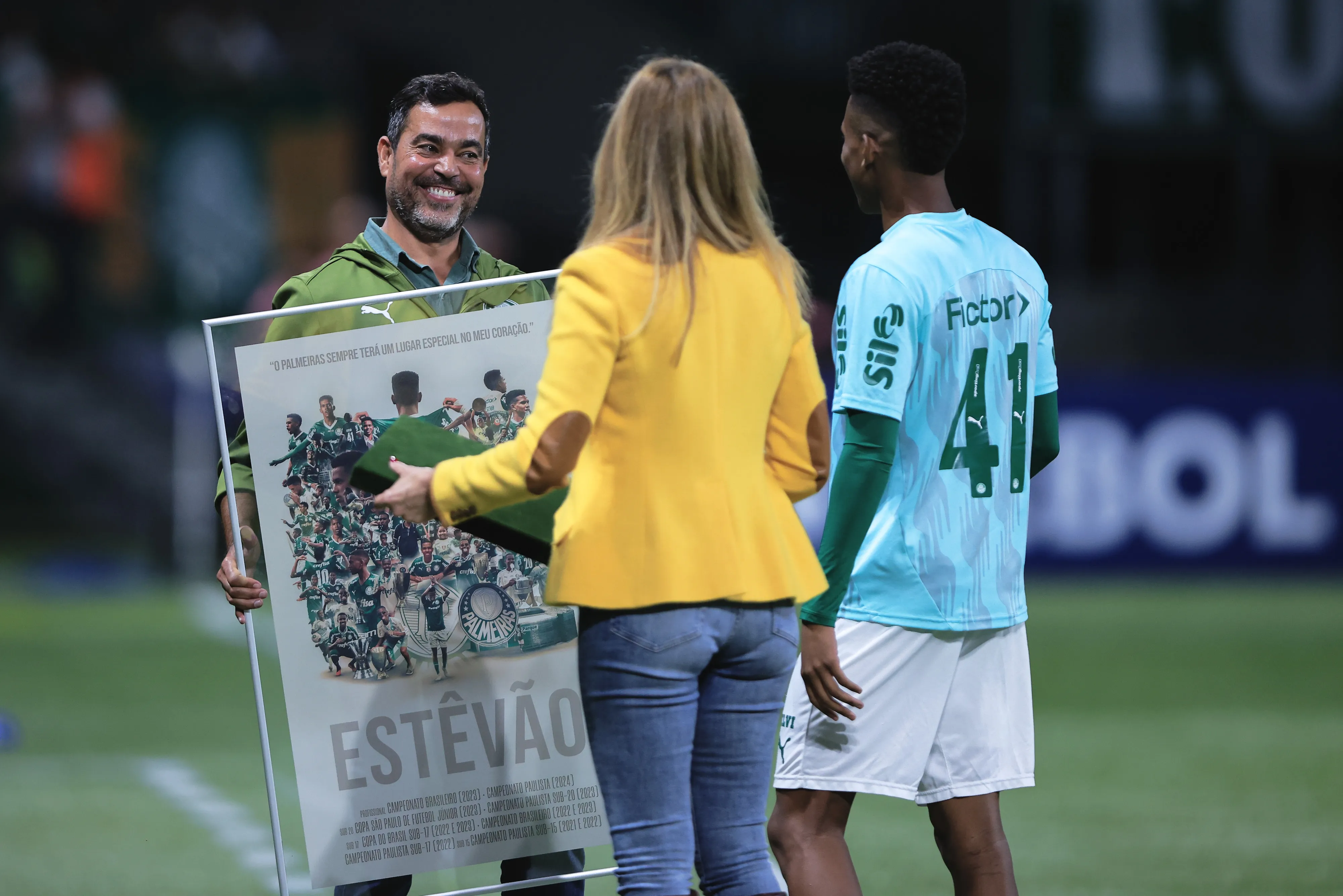 Estevao jogador do Palmeiras recebe homenagem da presidente do Palmeiras leila pereira e do diretor da base Joao Paulo Sampaio antes de sula ultima partida no estadio Arena Allianz Parque pelo campeonato Copa Libertadores 2025. Foto: Ettore Chiereguini/AGIF
