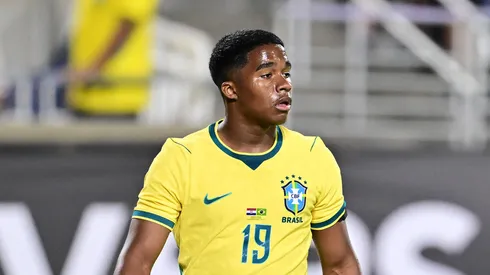 Endrick, do Brasil, observa durante o amistoso internacional entre Brasil e Croácia no Camping World Stadium, em 31 de março de 2026, em Orlando, Flórida. (Foto de Julio Aguilar/Getty Images)
