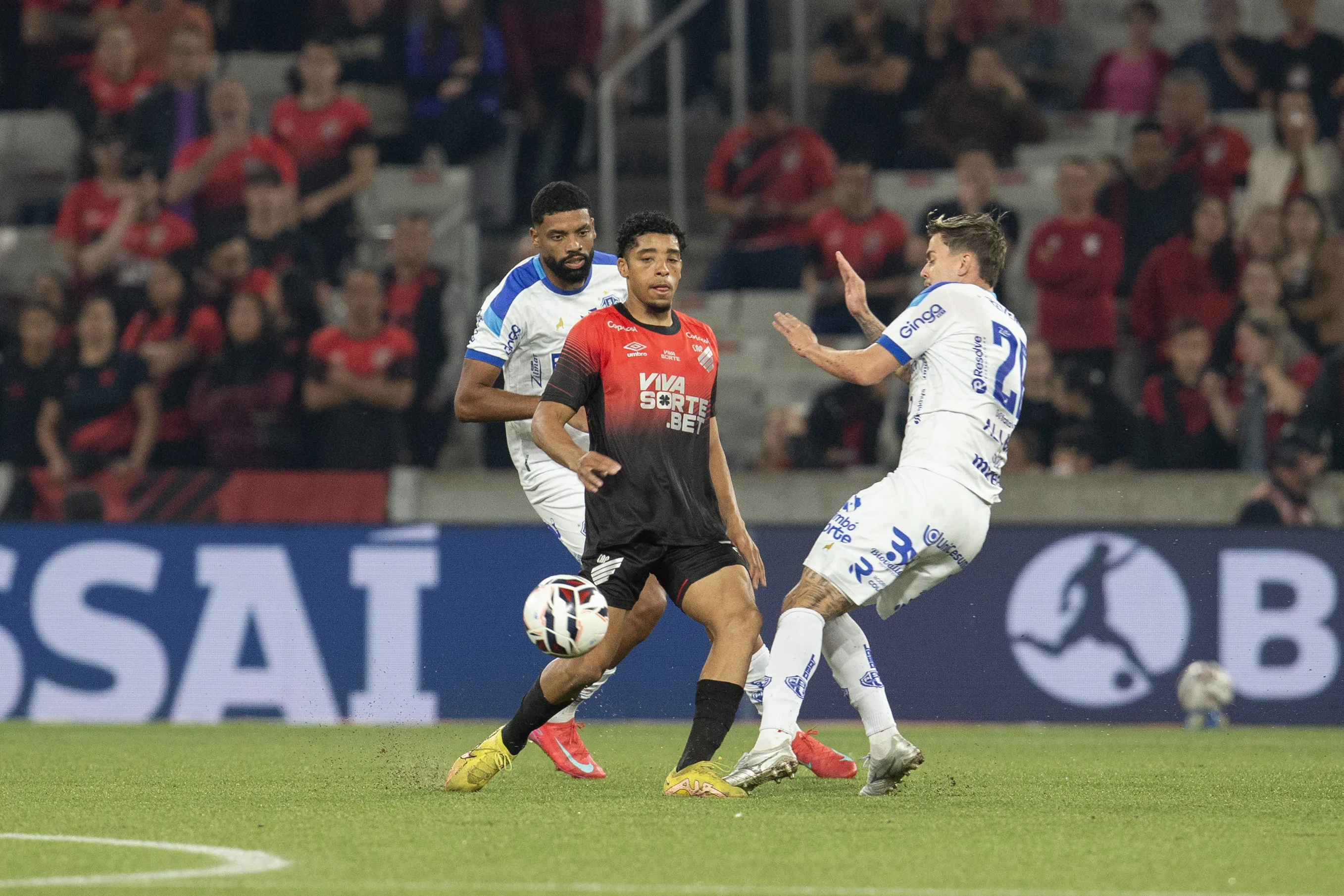 PR – CURITIBA – 03/08/2025 – BRASILEIRO B 2025, ATHLETICO-PR X PAYSANDU –  Diogo Riquelme jogador do Athletico-PR disputa lance com Denner e ao fundo Diogo Oliveira, jogadores do Paysandu durante partida no estadio Arena da Baixada pelo campeonato Brasileiro B 2025. Foto: Hedeson Alves/AGIF