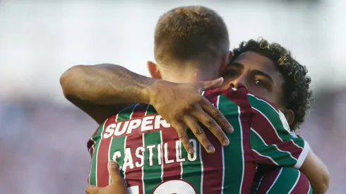 Castillo e John Kennedy comemoram gol do Fluminense